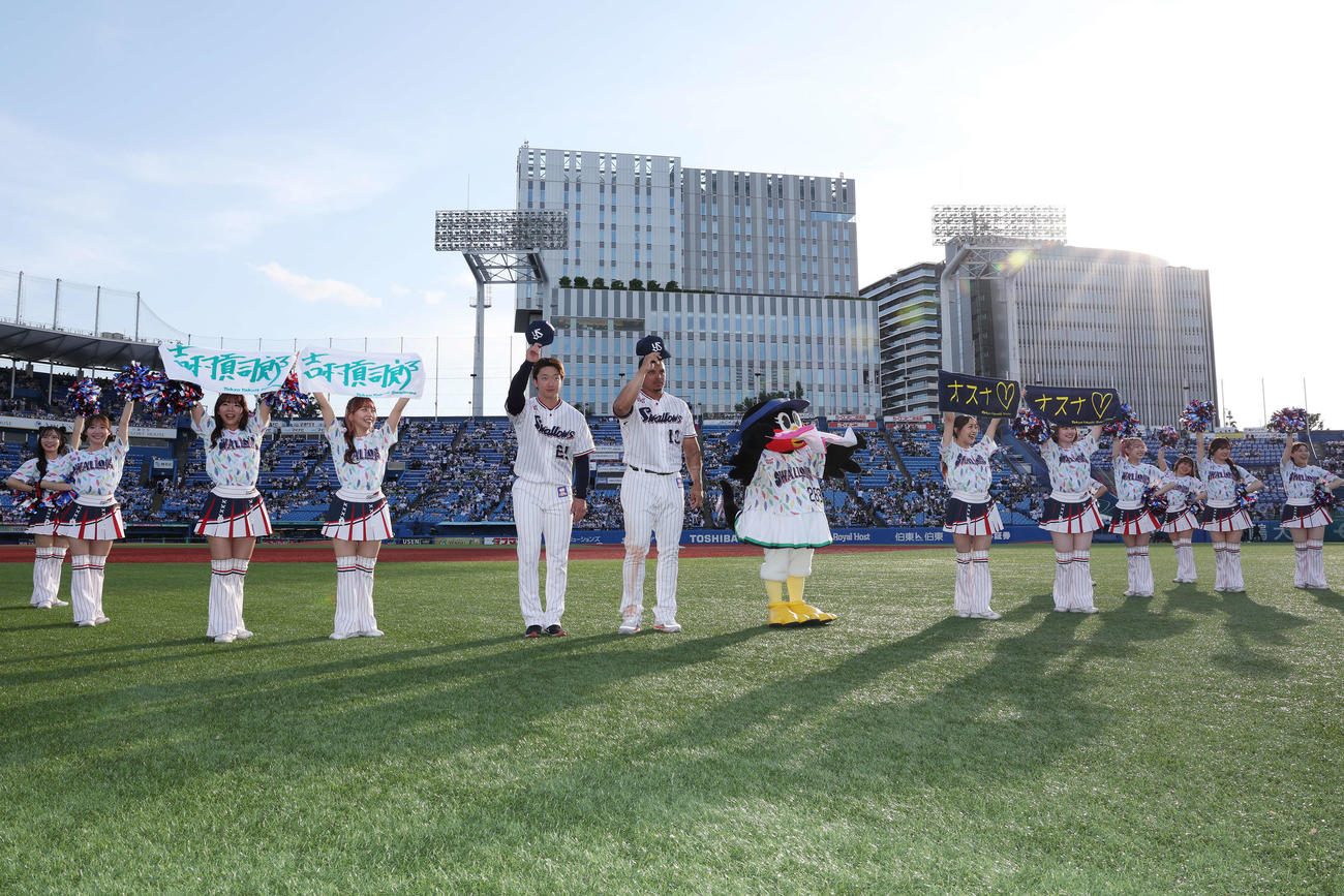ヤクルト対オリックス　勝利しファンにあいさつするヤクルト吉村（左）とオスナ（撮影・宮地輝）