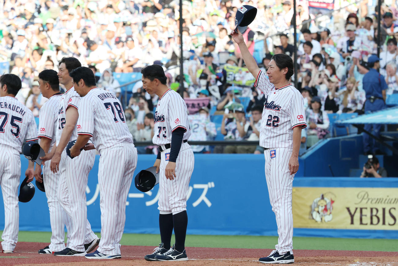 ヤクルト対オリックス　勝利しあいさつするヤクルト高津監督（右）（撮影・宮地輝）