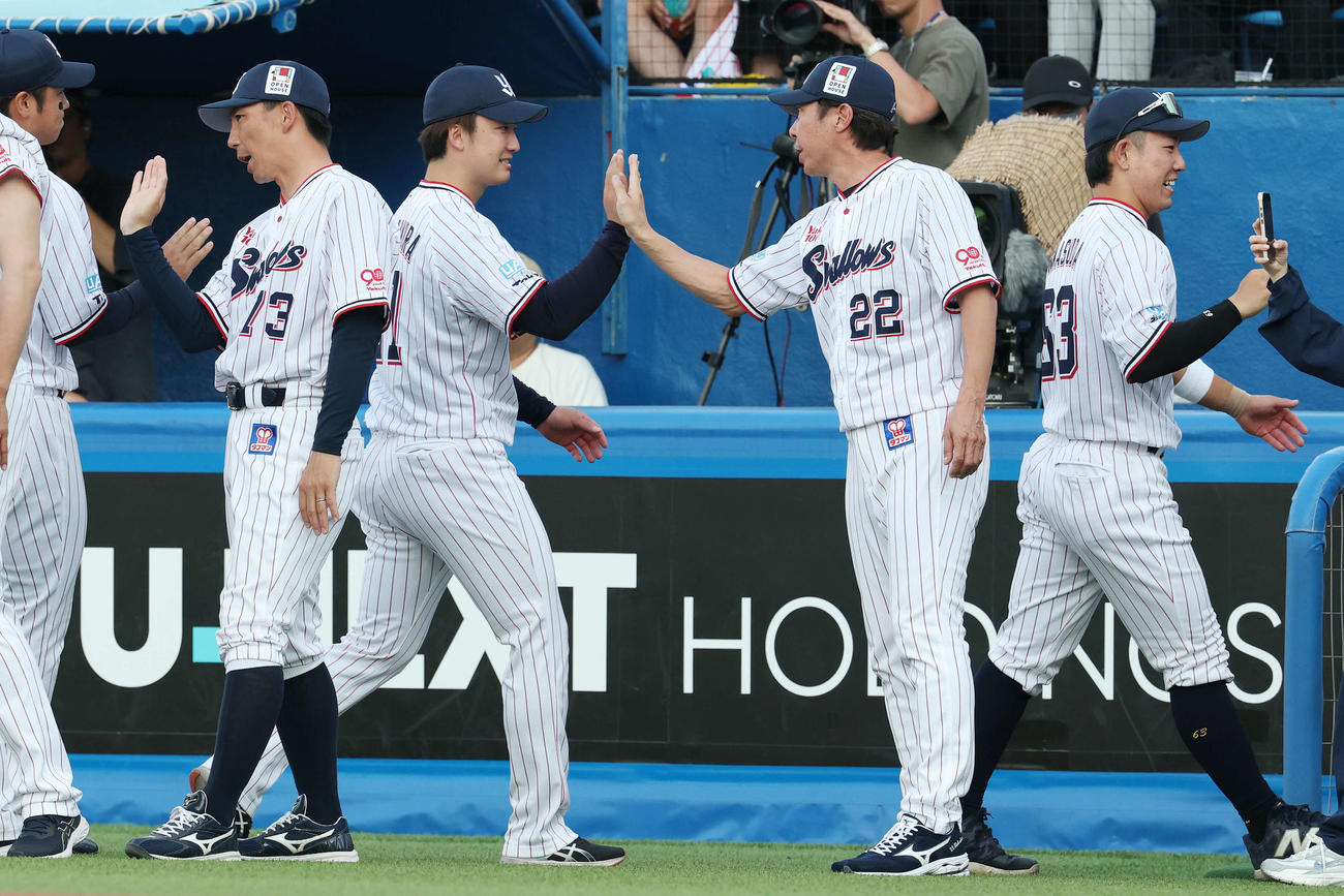 ヤクルト対オリックス　勝利のタッチを交わすヤクルト吉村（左）と高津監督（撮影・宮地輝）
