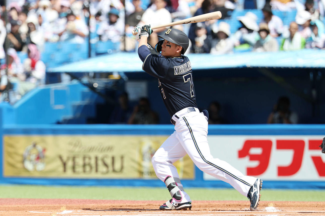 ヤクルト対オリックス　1回表オリックス無死、左越えソロ本塁打を放つ西川（撮影・宮地輝）