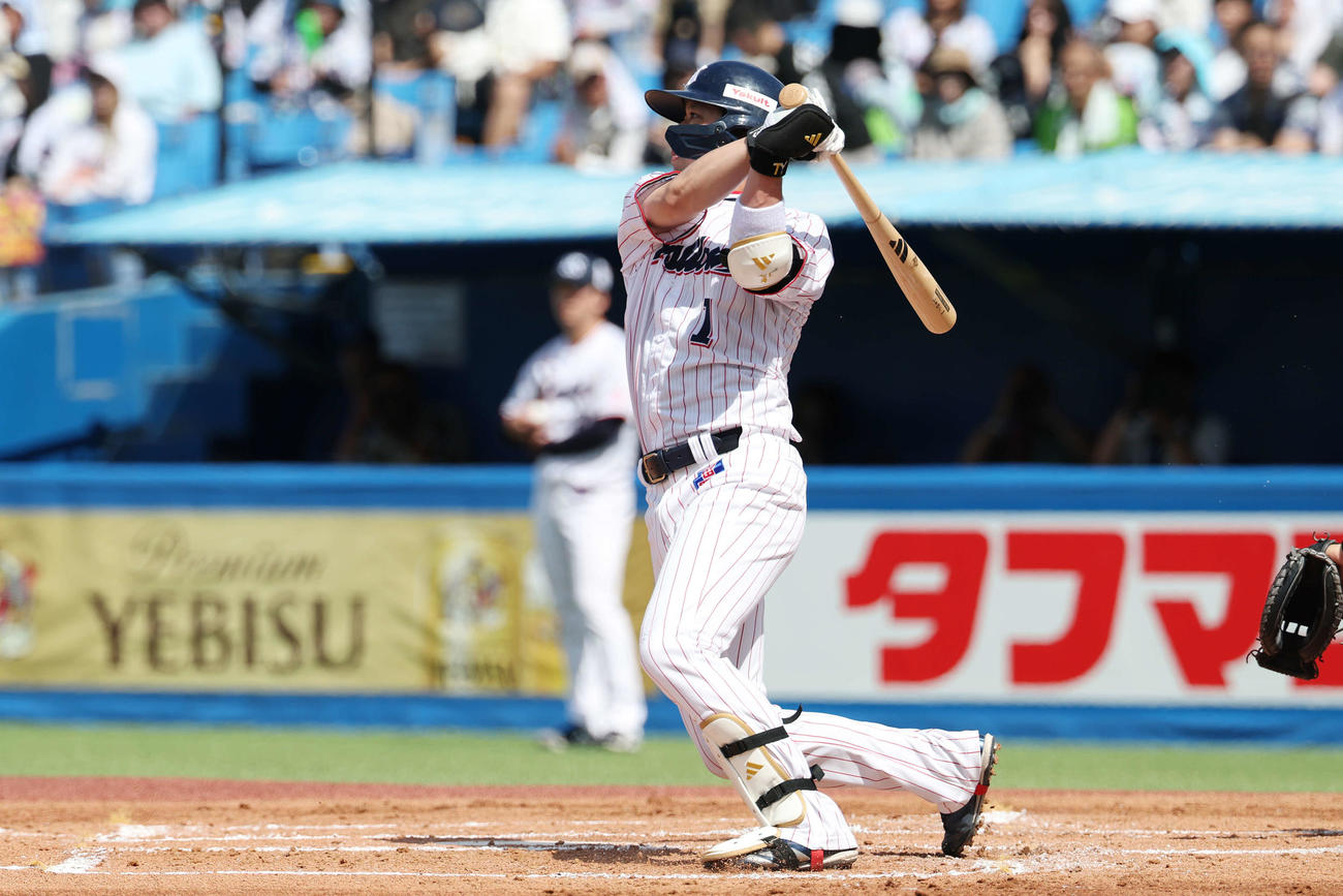 ヤクルト対オリックス　1回裏ヤクルト1死一、三塁、中2点適時二塁打を放つ山田（撮影・宮地輝）