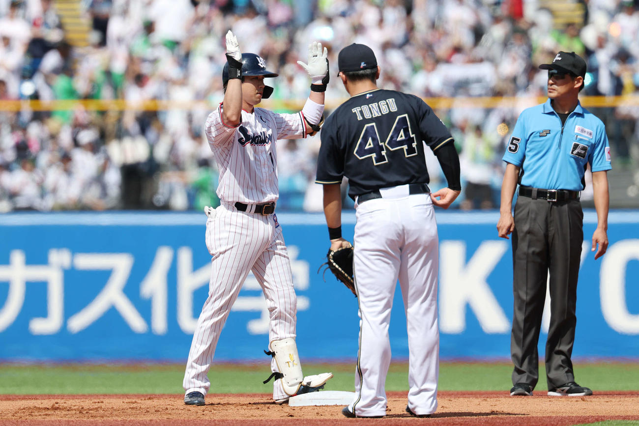 ヤクルト対オリックス　1回裏ヤクルト1死一、三塁、中2点適時二塁打を放ちポーズをとる山田（撮影・宮地輝）