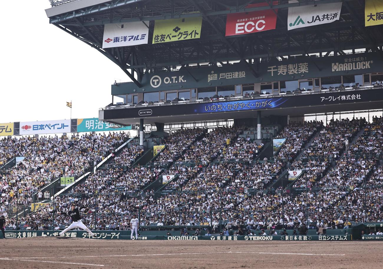 阪神対ソフトバンク　満員の甲子園球場で登板する川口冬弥（撮影・上田博志）