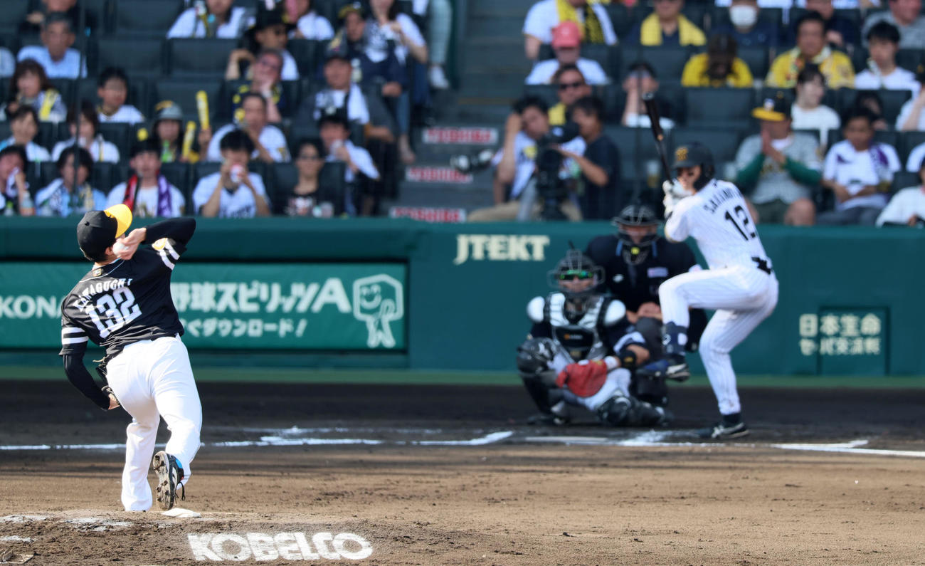 阪神対ソフトバンク　6回裏阪神無死、川口は132番のユニホームで坂本にプロ初球を投じる（撮影・加藤哉）