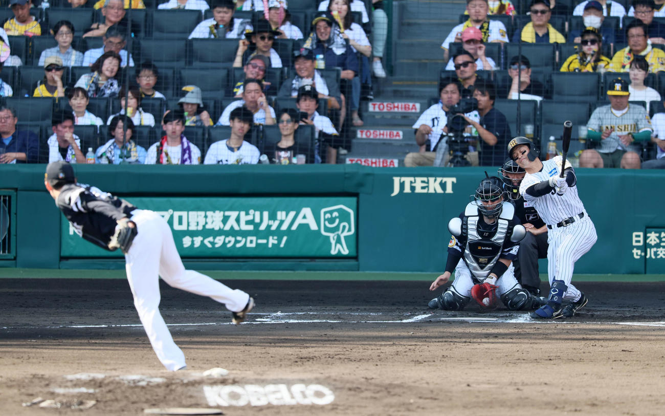 阪神対ソフトバンク　6回裏阪神無死、三振に倒れる坂本。投手川口（撮影・加藤哉）