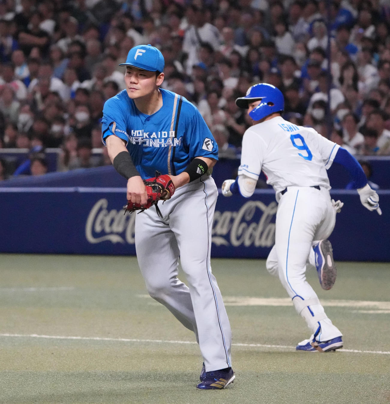 中日対日本ハム　9回裏中日無死二塁、清宮幸（左）は石伊の打球を捕球し三塁へ送球する（撮影・森本幸一）