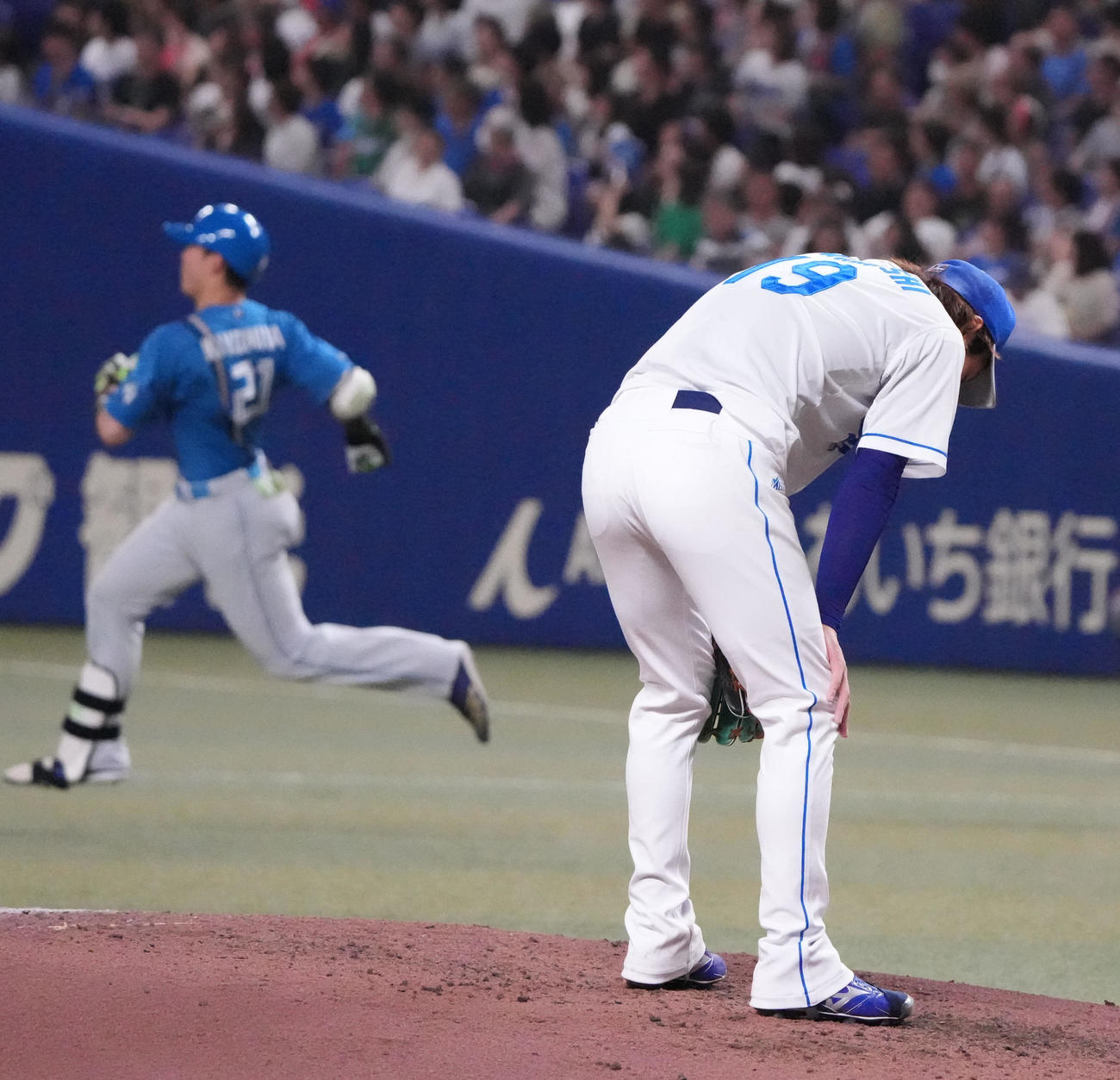 中日対日本ハム　7回表日本ハム2死、清宮（左）に右越え本塁打を打たれガックリする高橋宏（撮影・森本幸一）