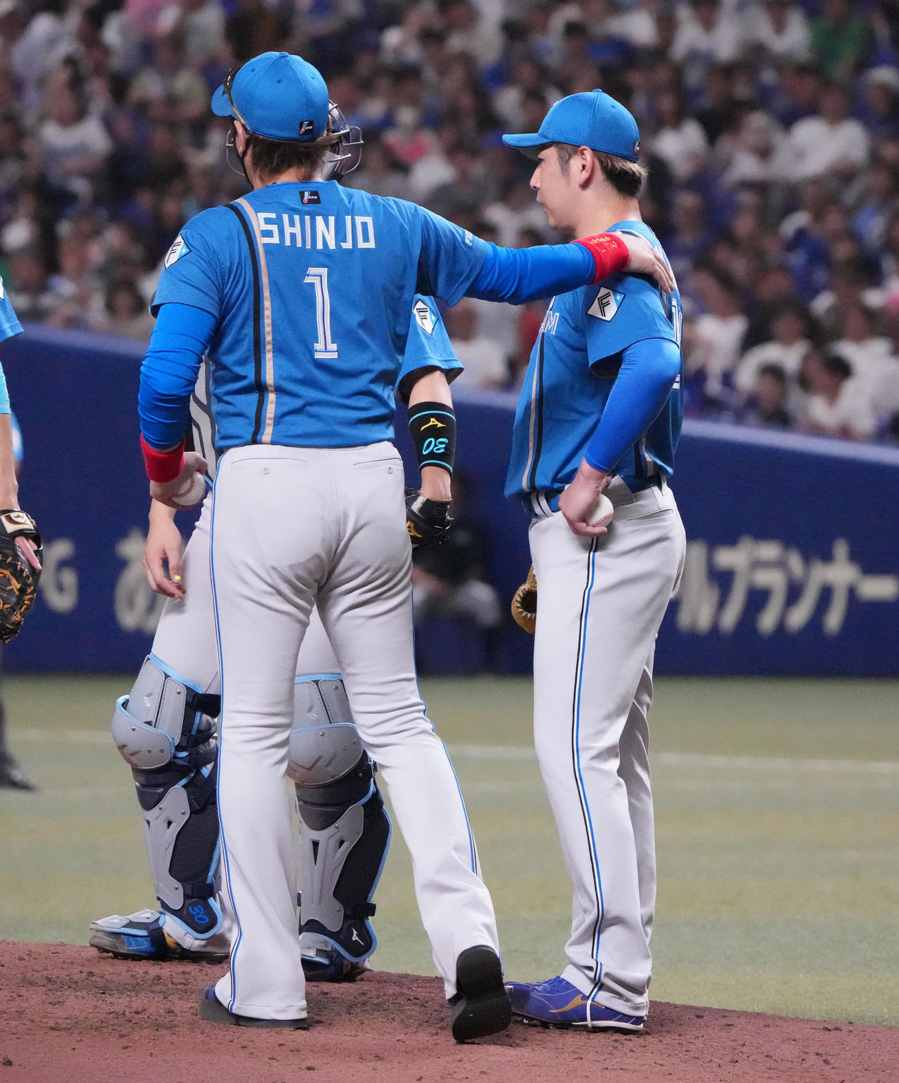 中日対日本ハム　7回裏中日無死一、二塁、加藤貴（右）はマウンドを降りる（撮影・森本幸一）