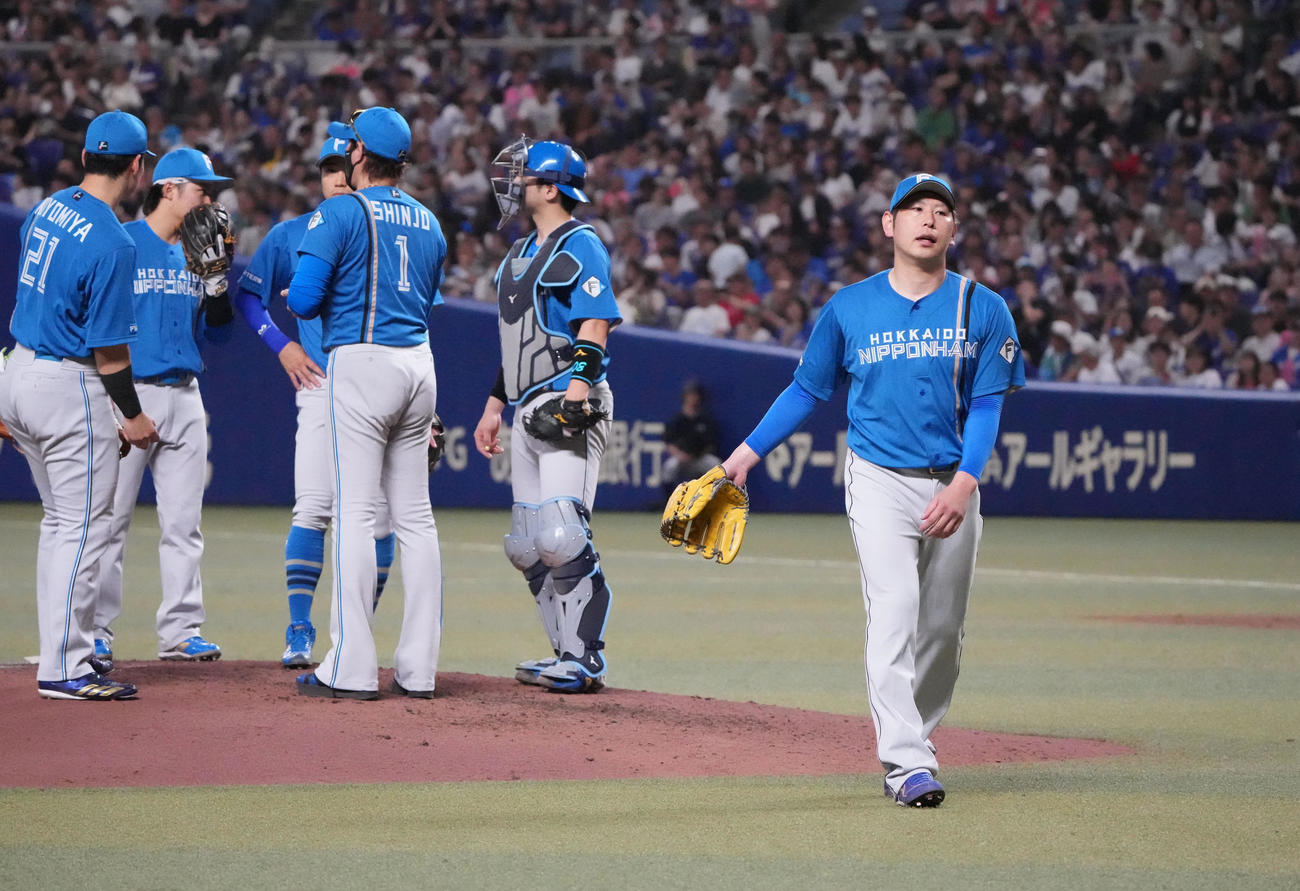 中日対日本ハム　7回裏中日無死一、二塁、加藤貴（右）はマウンドを降りる（撮影・森本幸一）