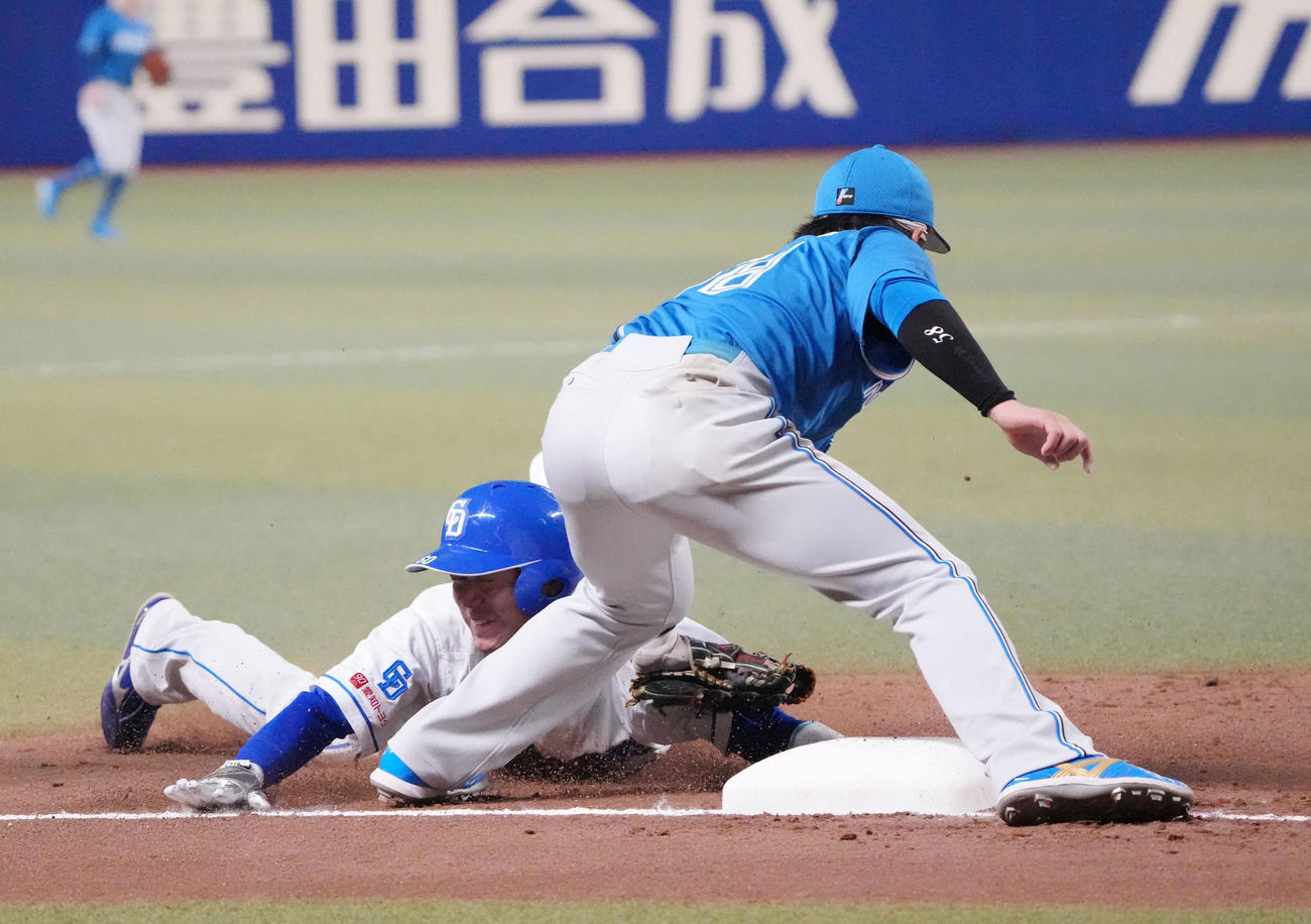 中日対日本ハム　9回裏中日無死二塁、三塁アウトの山本（左）。三塁手は奈良間（撮影・森本幸一）