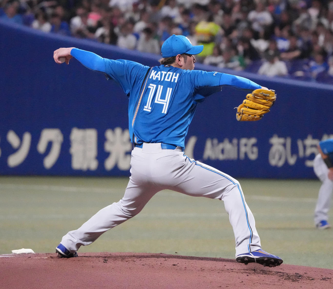 中日対日本ハム　1回裏、登板する日本ハム先発の加藤貴（撮影・森本幸一）