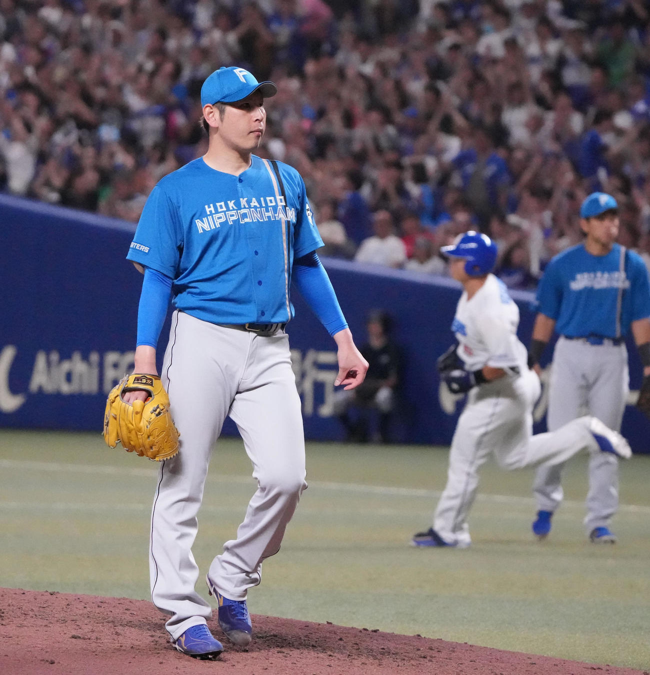 中日対日本ハム　6回裏中日2死、加藤貴（左）は細川に左越え本塁打を打たれる（撮影・森本幸一）