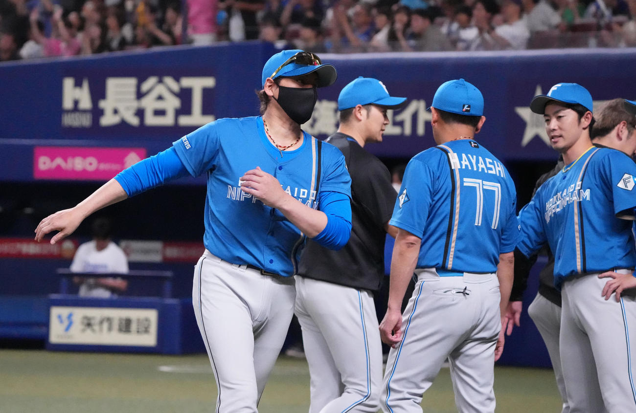 中日対日本ハム　試合終了、新庄監督（左）は中日に連勝しナインを迎える（撮影・森本幸一）