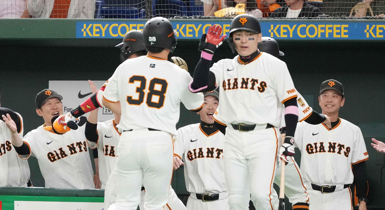 巨人対西武　7回裏巨人2死一、三塁、代打増田陸の勝ち越し3点本塁打に沸く阿部慎之助監督（中央）らベンチのナイン（撮影・小沢裕）