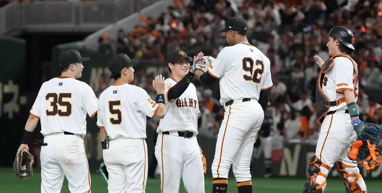 巨人対西武　決勝打を放った巨人増田陸（中央）はナインとハイタッチ（撮影・小沢裕）