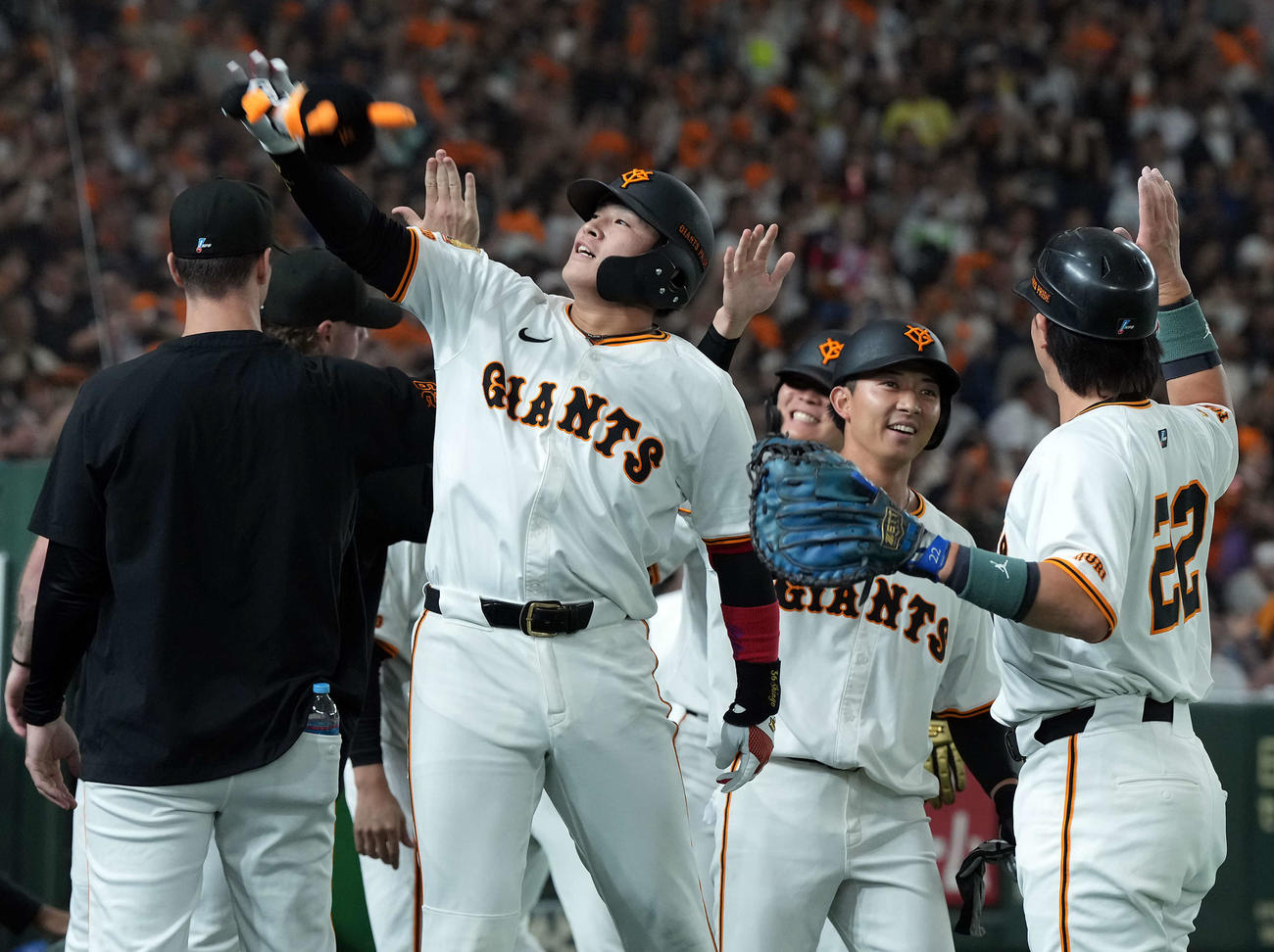 巨人対西武　7回裏巨人2死一、三塁、3点本塁打を放ちマスコット人形を投げ入れる増田陸（撮影・たえ見朱実）