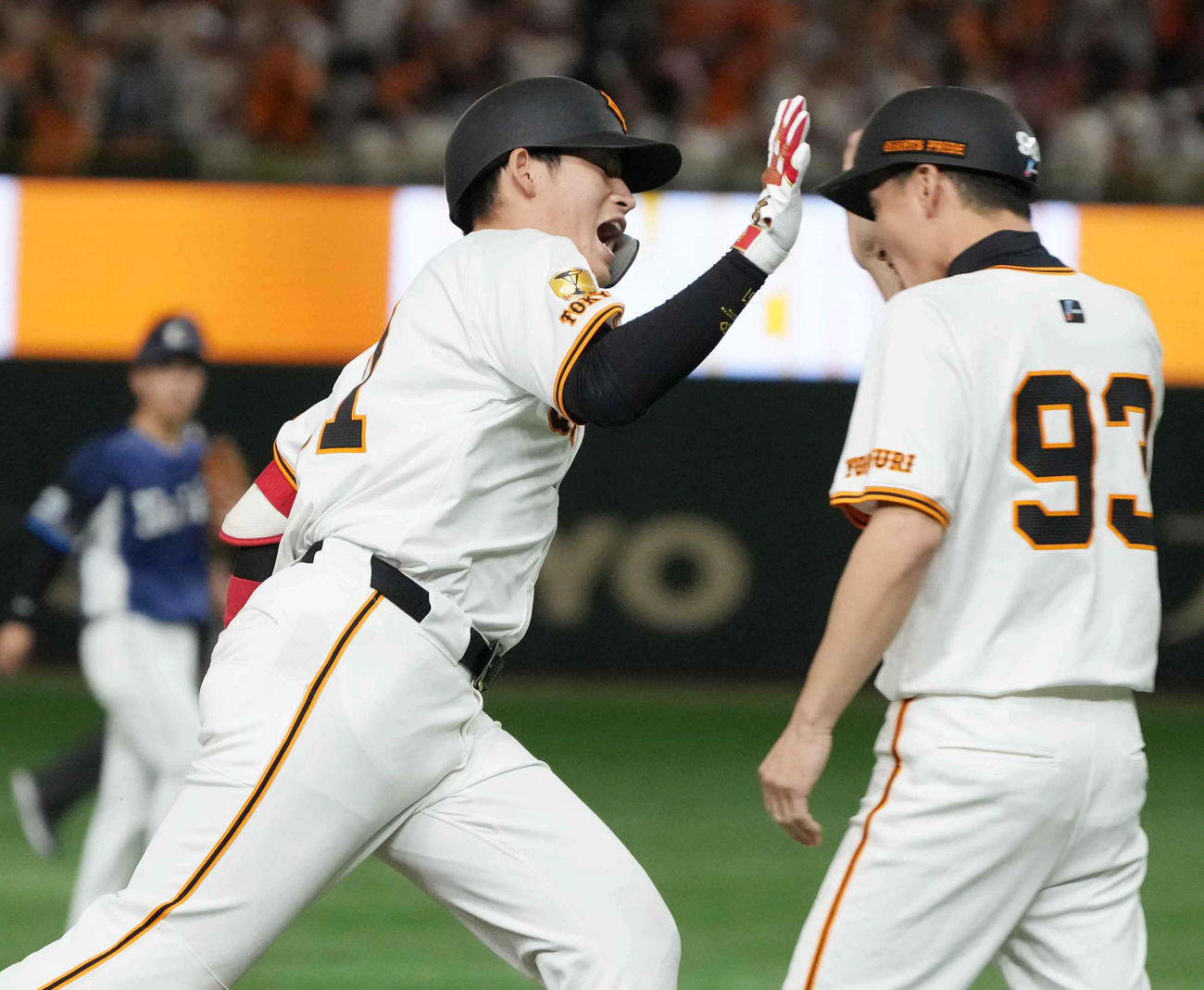 巨人対西武　7回裏巨人2死一、三塁、代打増田陸（左）は左越えに勝ち越し3点本塁打を放ち本塁へ向かう（撮影・小沢裕）