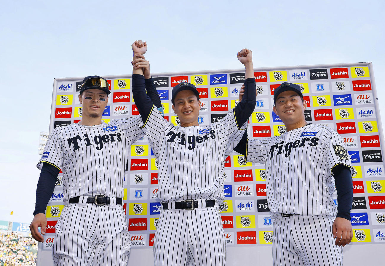阪神対ソフトバンク　お立ち台で笑顔を見せる阪神大竹（中央）、佐藤輝（左）、桐敷（撮影・藤尾明華）