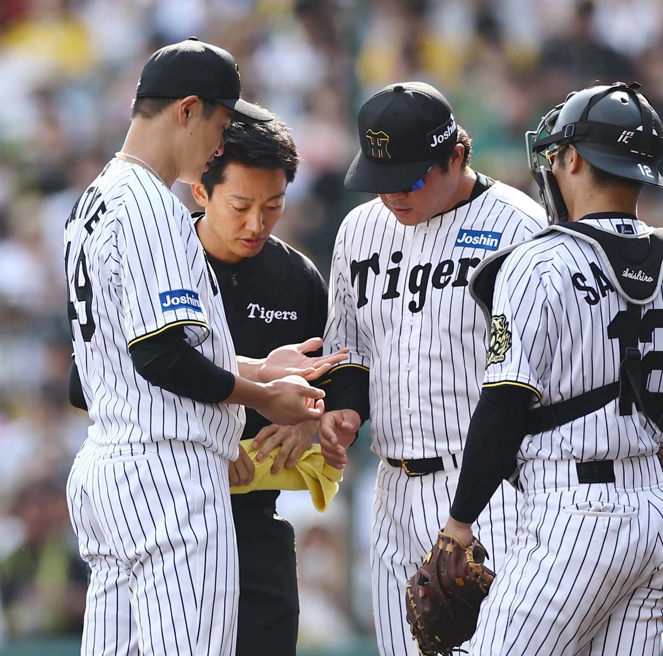 阪神対ソフトバンク　大竹（左）は安藤コーチらと指を確認の後に降板する（撮影・上田博志）