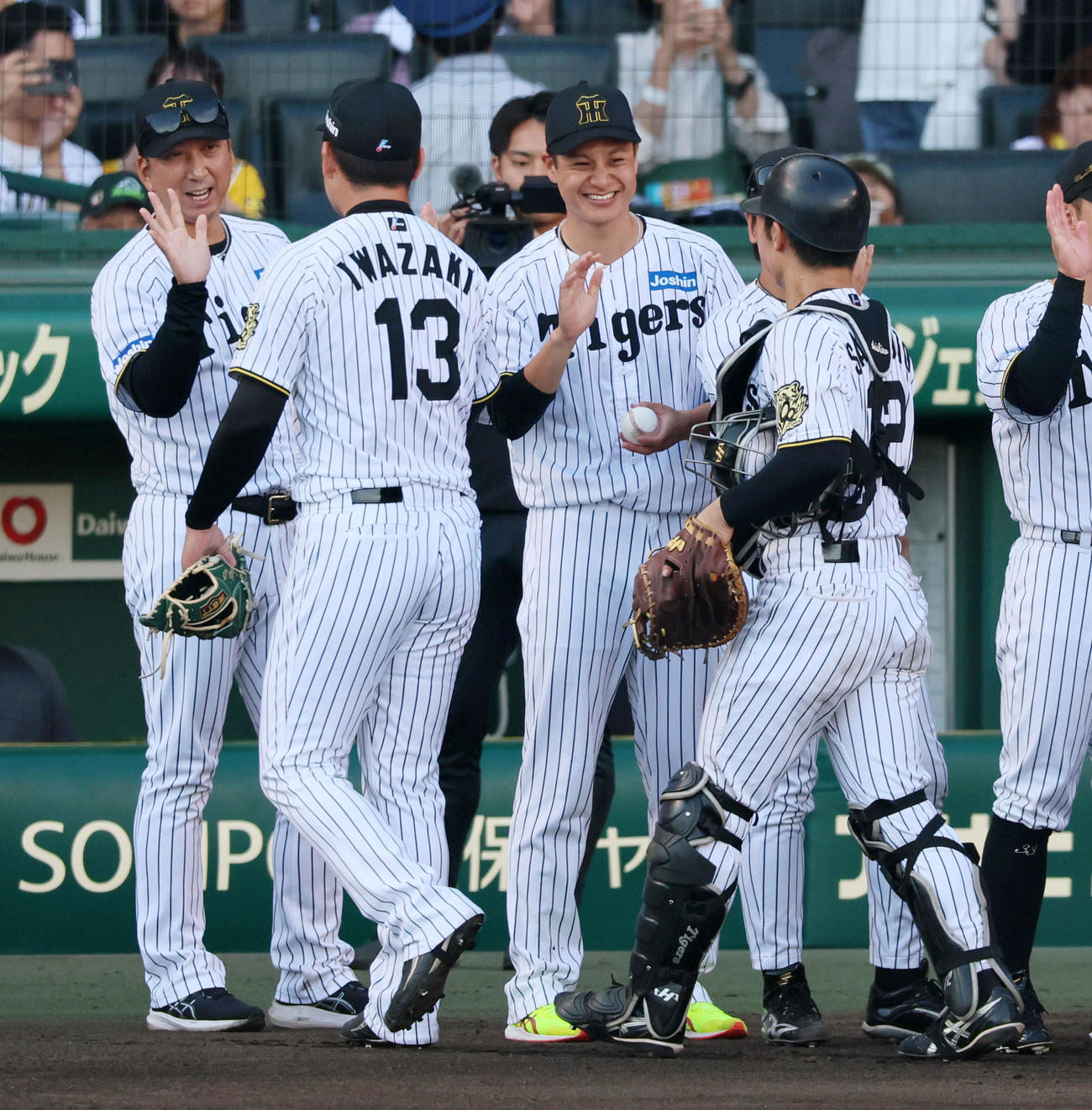 阪神対ソフトバンク　ソフトバンクに勝利し岩崎（右）から笑顔でウイニングボールを受け取る大竹（撮影・加藤哉）