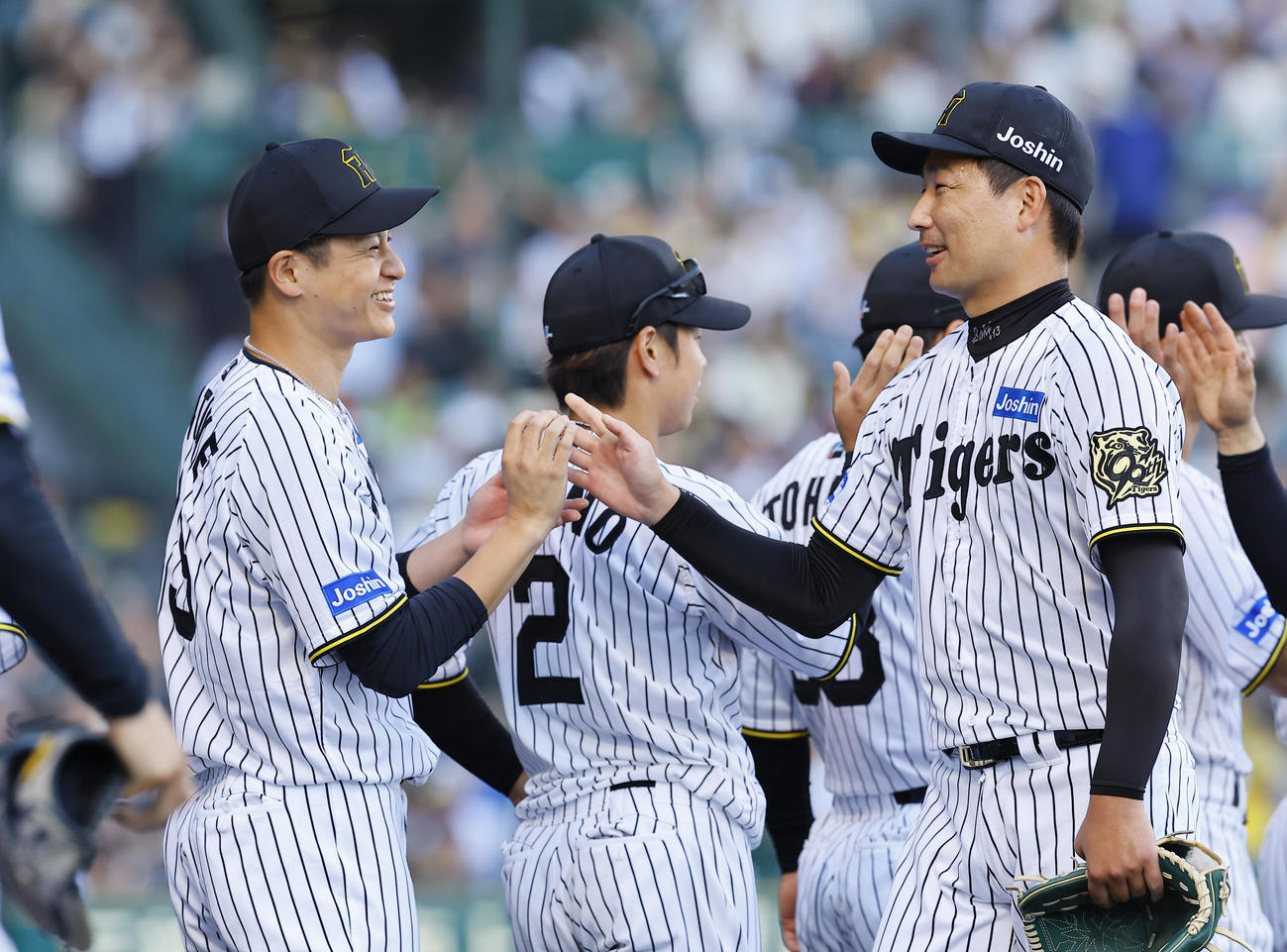 阪神対ソフトバンク　12球団勝利を飾り、岩崎（右）からウイニングボールを受け取り笑顔を見せる阪神大竹（左）（撮影・藤尾明華）