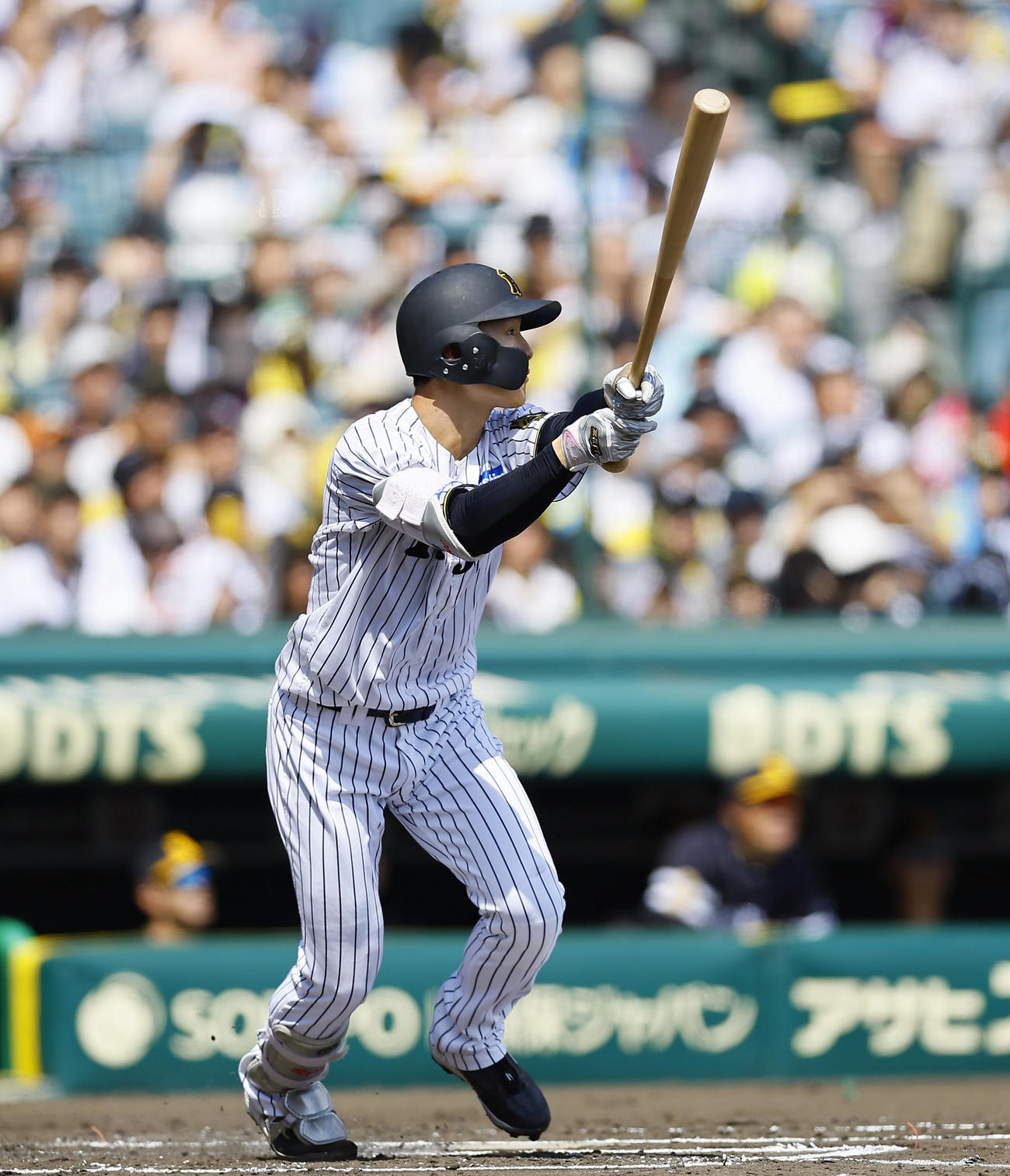 阪神対ソフトバンク　1回裏阪神1死満塁、小幡は中越えに走者一掃の二塁打を放つ（撮影・藤尾明華）