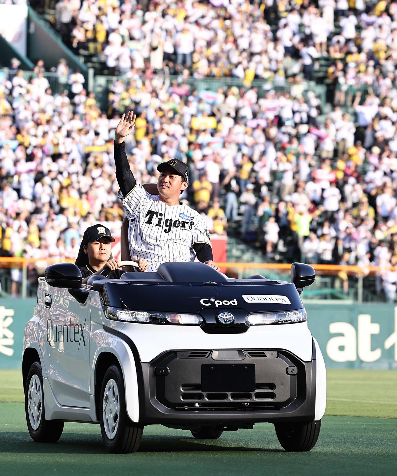 阪神対ソフトバンク　リリーフカーで場内1周する桐敷（撮影・上田博志）