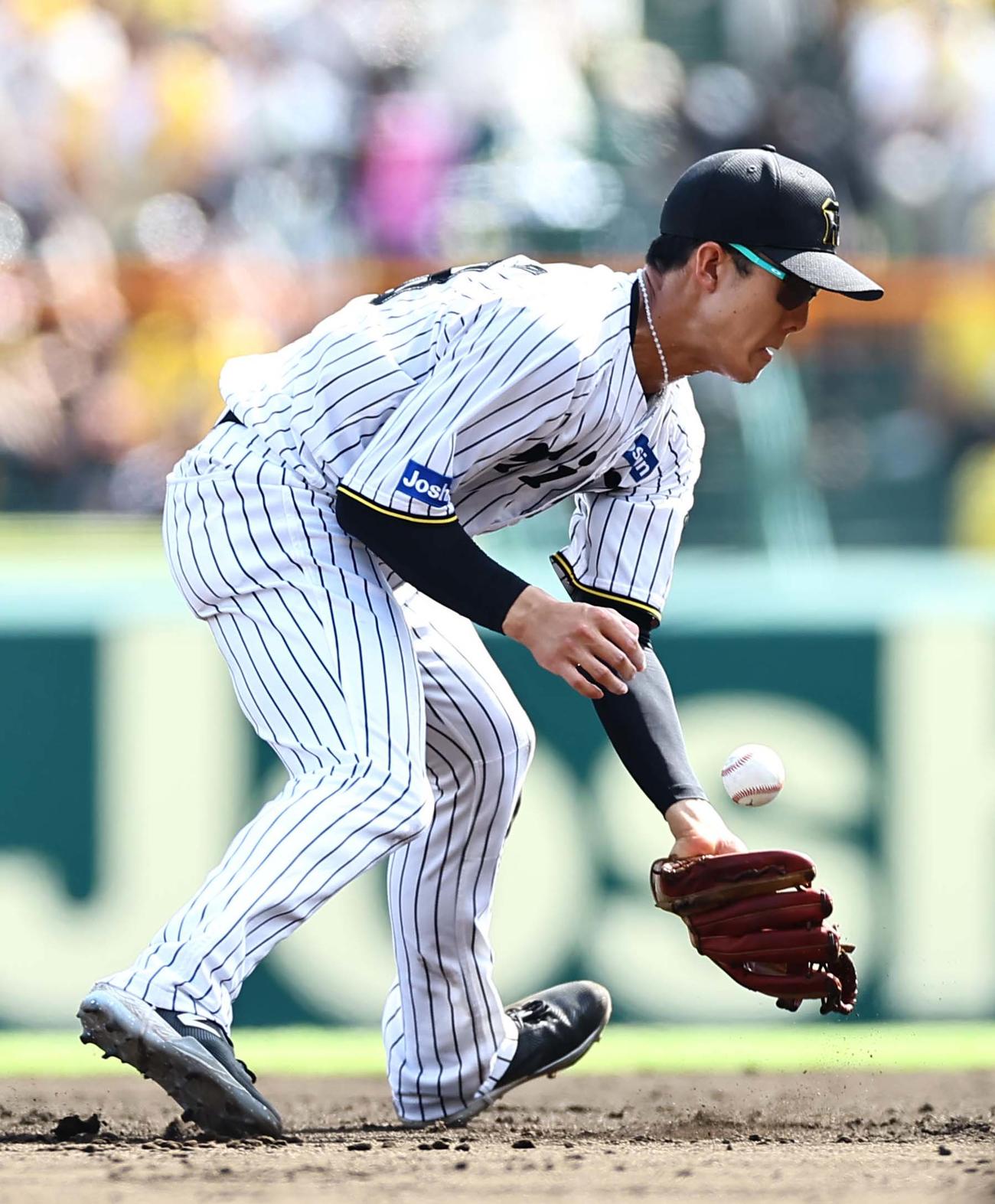 阪神対ソフトバンク　4回表ソフトバンク無死、小幡は野村の打球をファンブルする（撮影・上田博志）