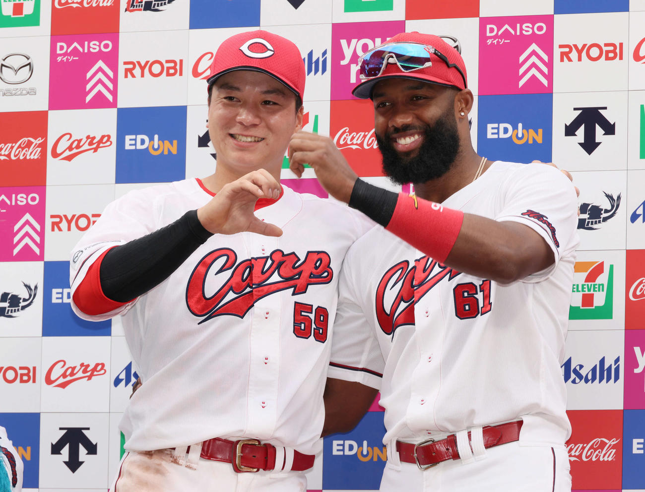 広島対楽天　お立ち台でポーズを決める大盛（左）とファビアン（撮影・加藤孝規）