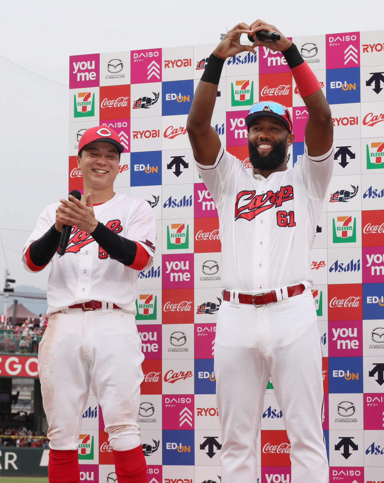 広島対楽天　お立ち台で盛り上がる大盛（左）とファビアン（撮影・加藤孝規）