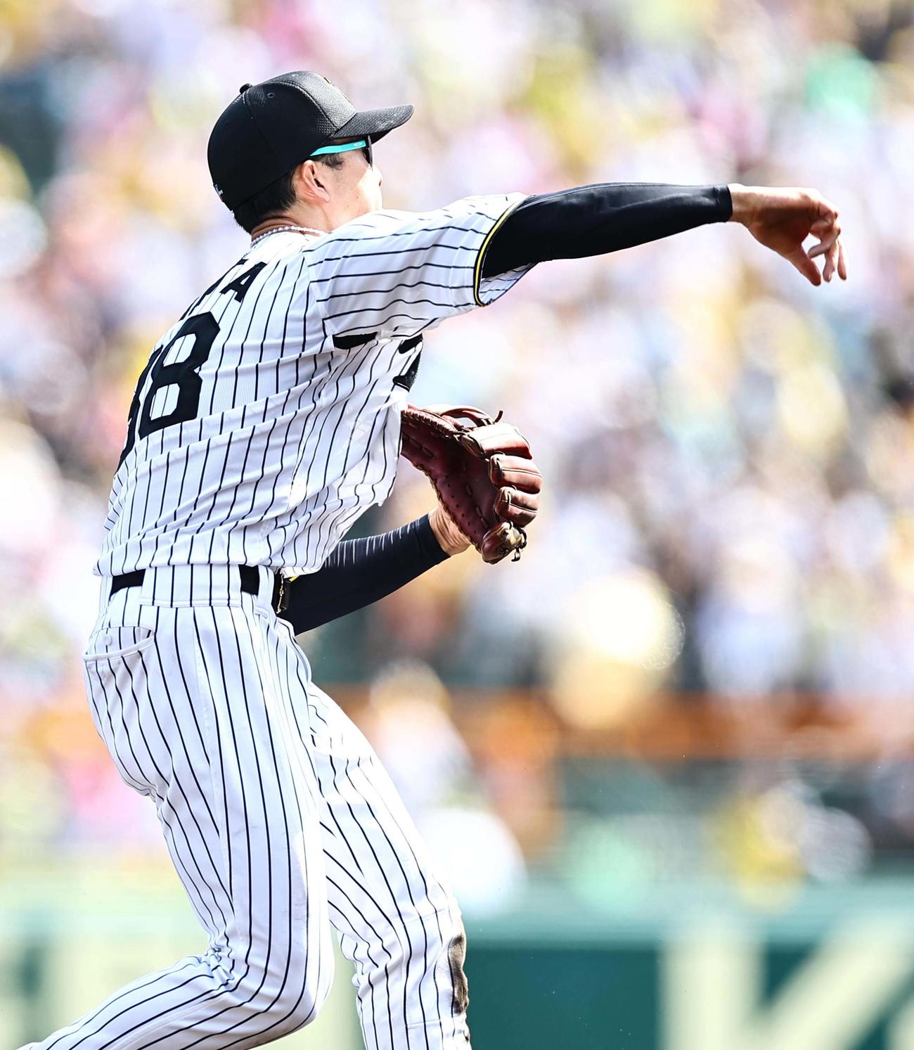 阪神対ソフトバンク　4回表ソフトバンク2死一、二塁、小幡は栗原の遊ゴロを軽快にさばく（撮影・上田博志）