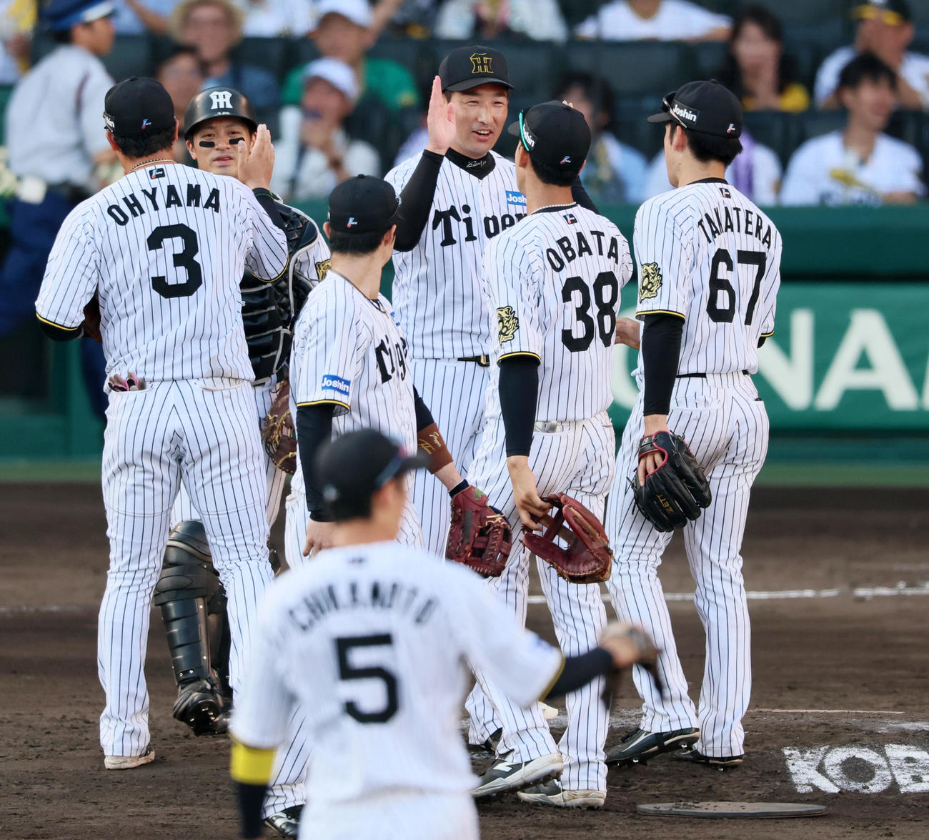 阪神対ソフトバンク　ソフトバンクに勝利しナインとマウンドでタッチする岩崎（撮影・加藤哉）