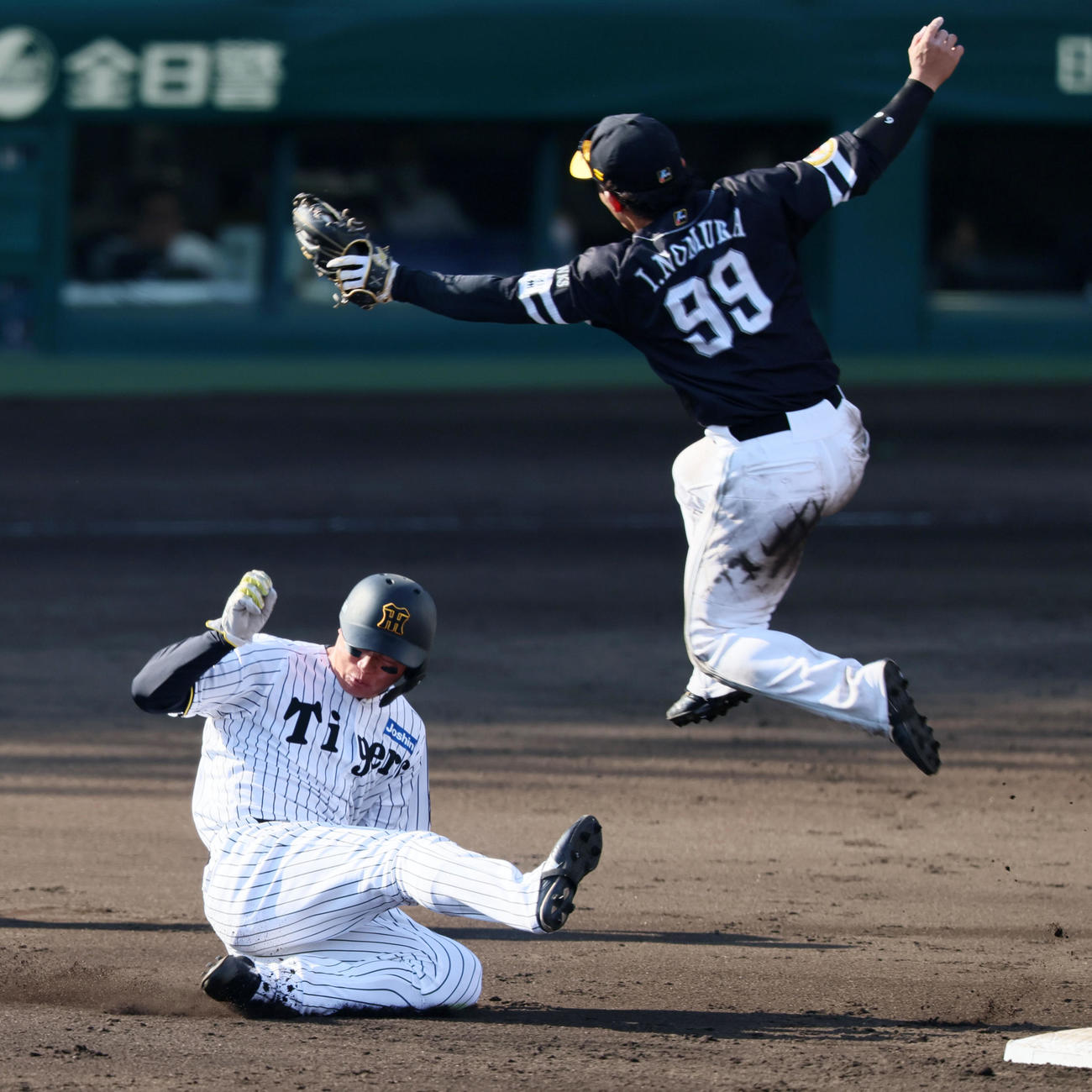 阪神対ソフトバンク　7回裏阪神2死一塁、一塁走者森下は打者佐藤輝のとき二塁盗塁成功。野手野村（撮影・加藤哉）