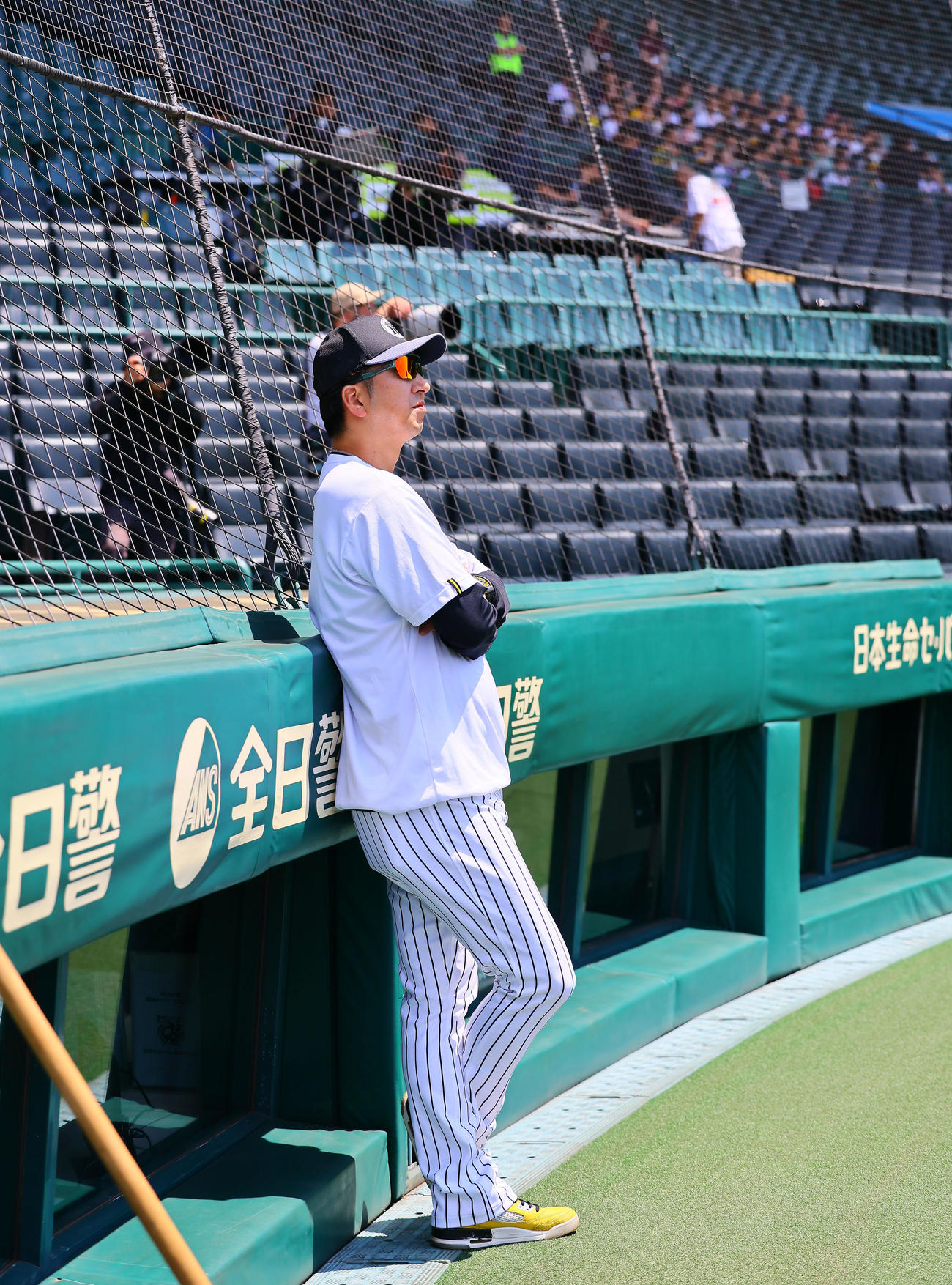 阪神対ソフトバンク　練習を見つめる阪神藤川監督（撮影・藤尾明華）