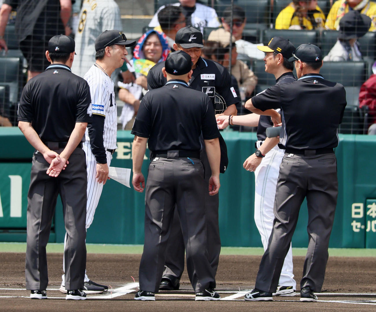 阪神対ソフトバンク　メンバー表の最終確認で談笑する阪神藤川監督（左）とソフトバンク小久保監督（撮影・加藤哉）