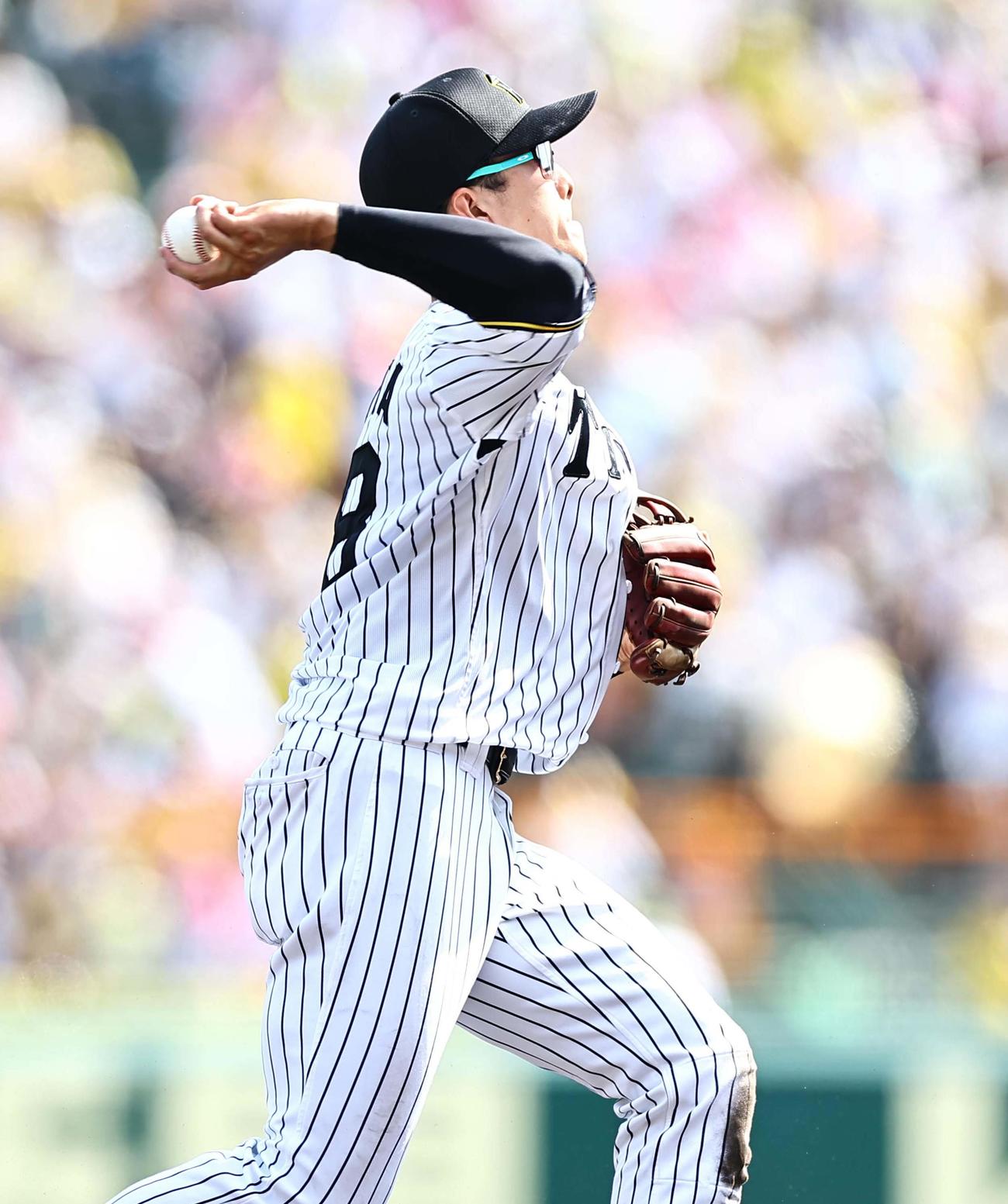 阪神対ソフトバンク　4回表ソフトバンク2死一、二塁、小幡は栗原の遊ゴロを軽快にさばく（撮影・上田博志）