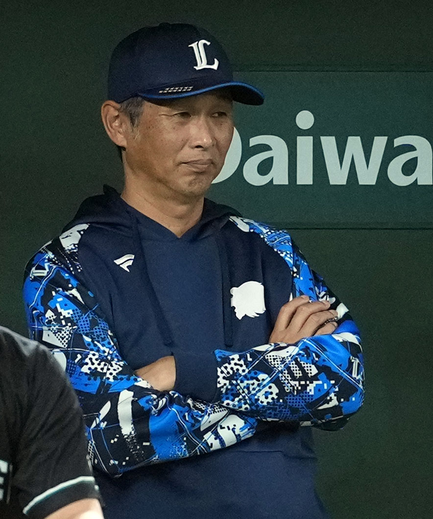 巨人対西武　巨人に連敗を喫した西武西口監督（撮影・たえ見朱実）