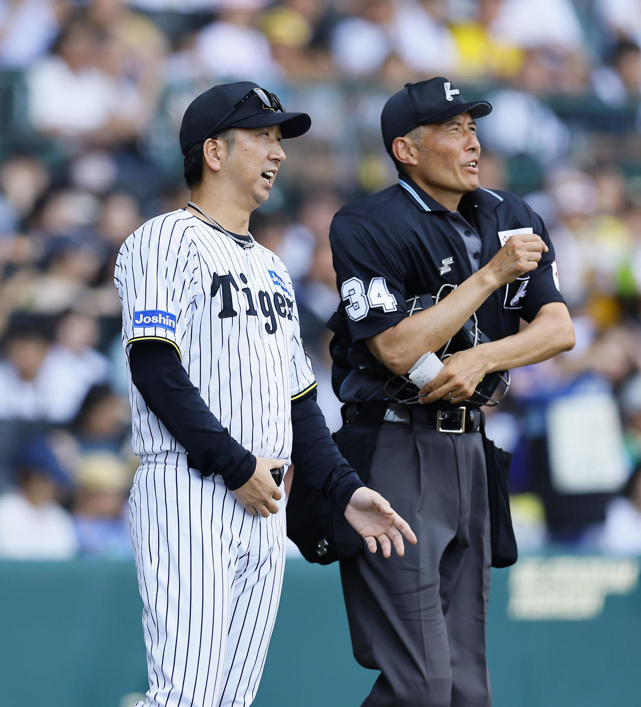 阪神対ソフトバンク　6回表ソフトバンク無死、投手交代を告げる藤川監督（撮影・藤尾明華）