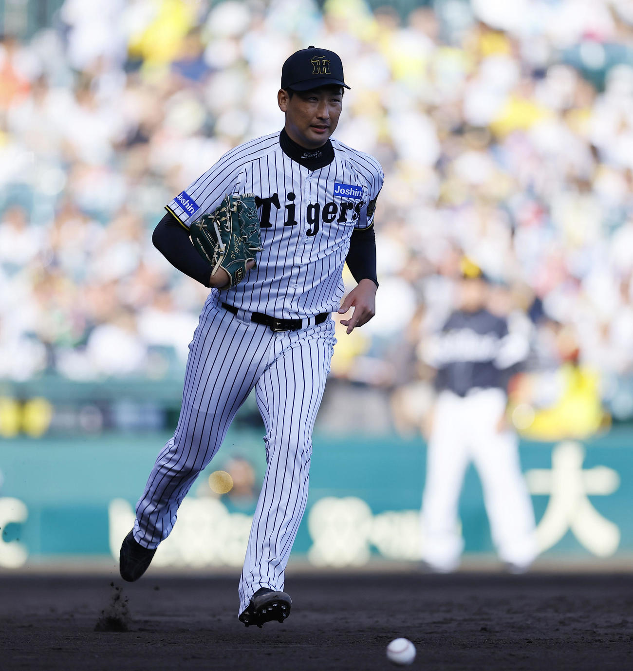 阪神対ソフトバンク　9回表ソフトバンク無死、佐藤直に内野安打を許す岩崎（撮影・藤尾明華）