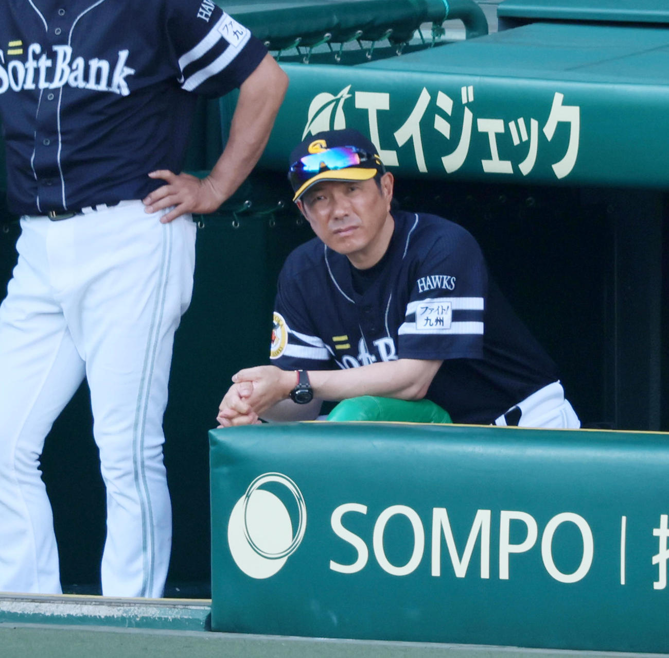 阪神対ソフトバンク　8回表、ベンチからグラウンドを見つめる小久保監督（撮影・加藤哉）