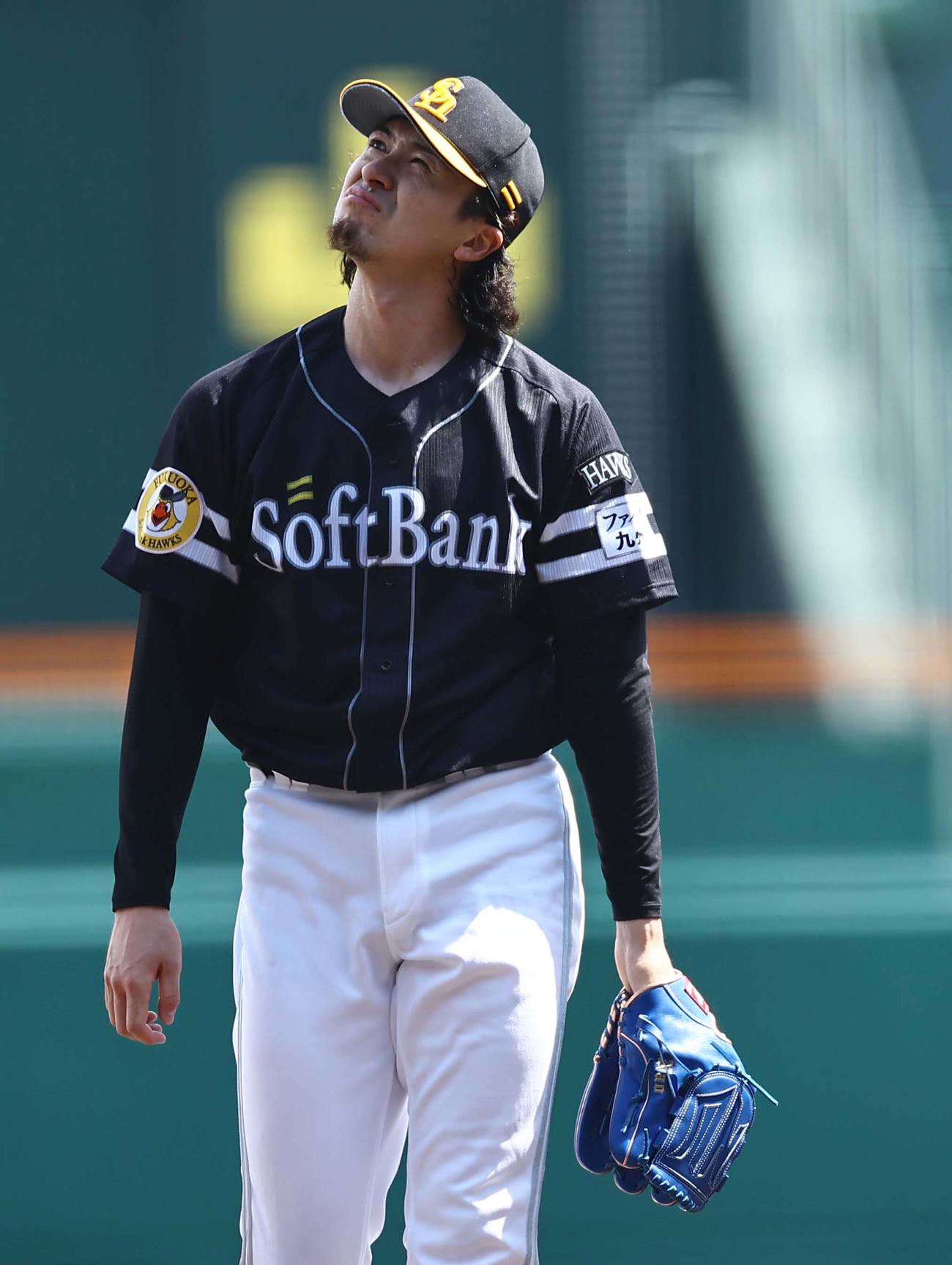 阪神対ソフトバンク　初回に失点に悔しそうな表情を見せる上沢（撮影・上田博志）