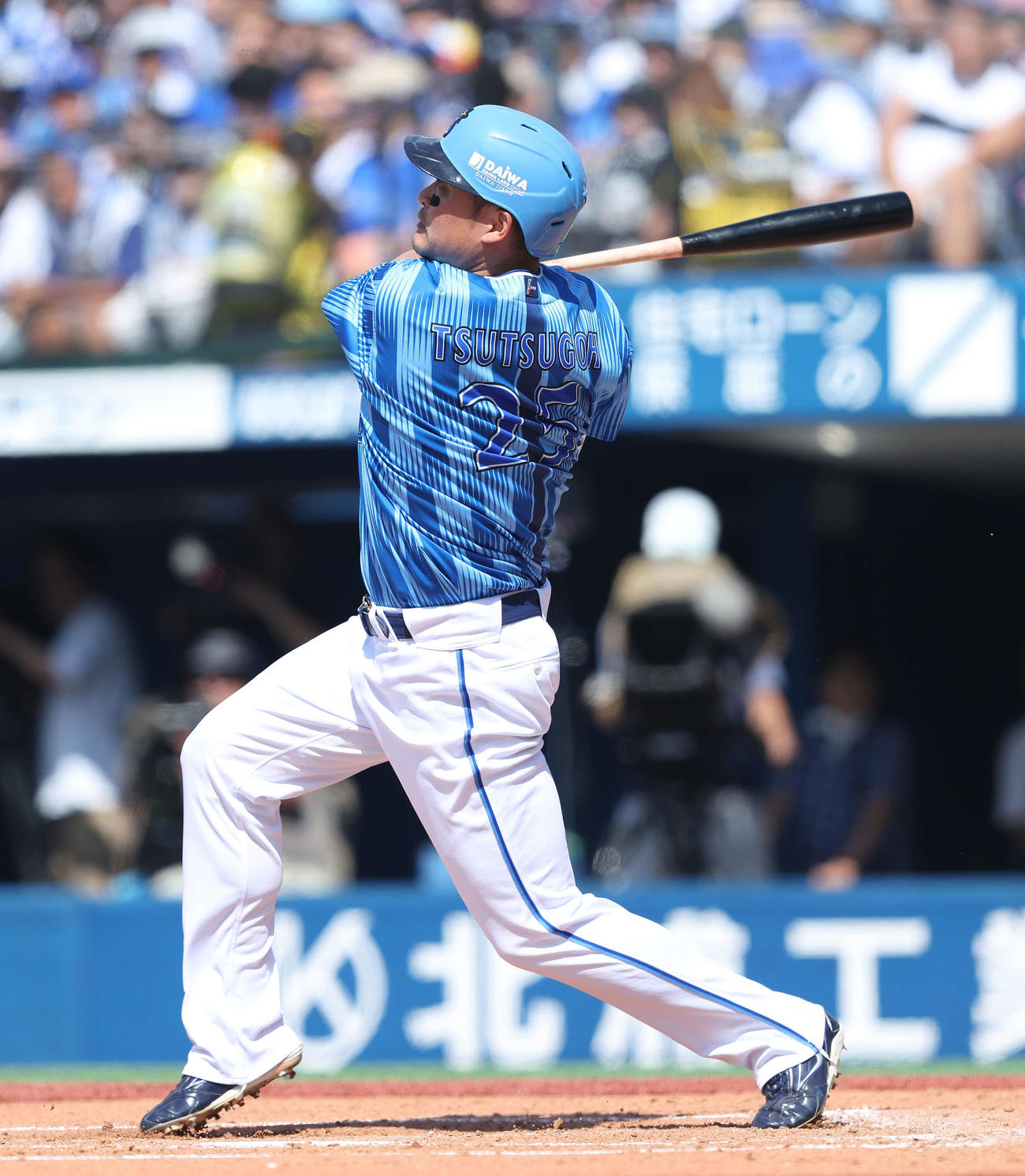 DeNA対ロッテ　2回裏DeNA無死、右越えソロ本塁打を放つ筒香（撮影・河田真司）