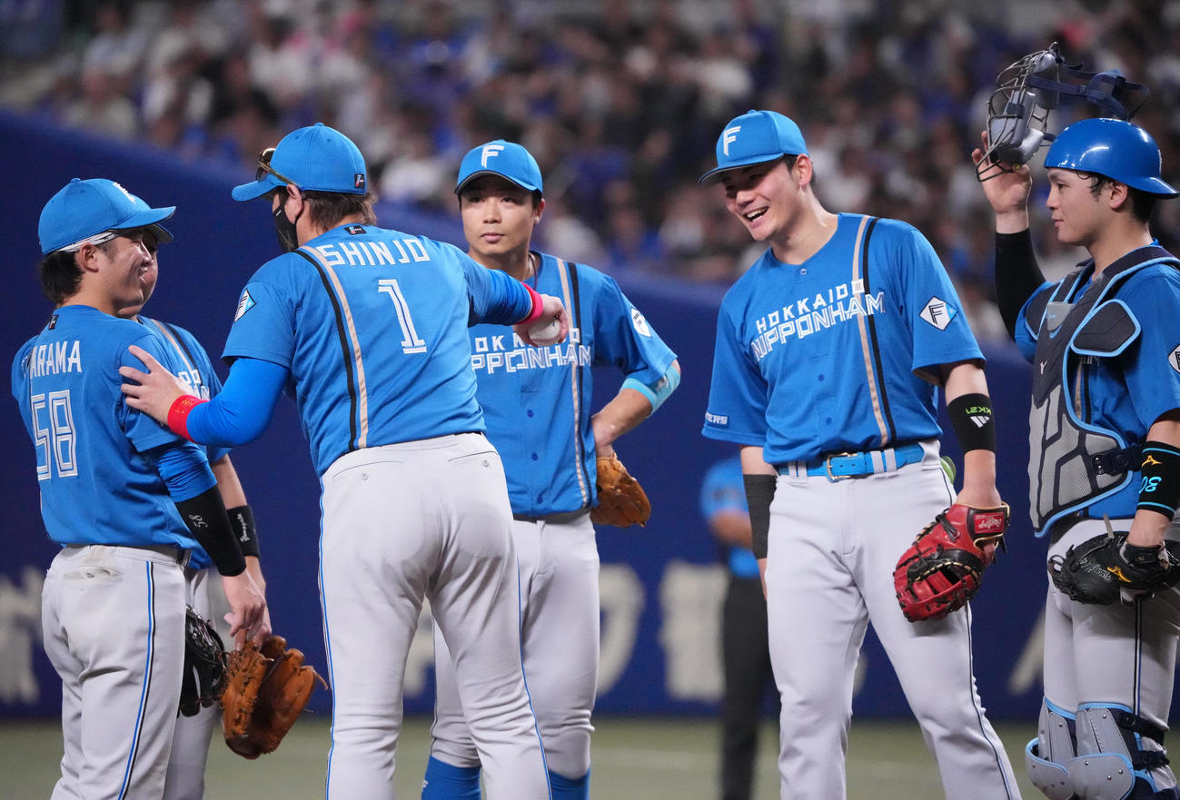 中日対日本ハム　8回裏中日2死一塁、清宮幸（右から2人目）は新庄監督、ナインと明るい表情で言葉を交わす（撮影・森本幸一）