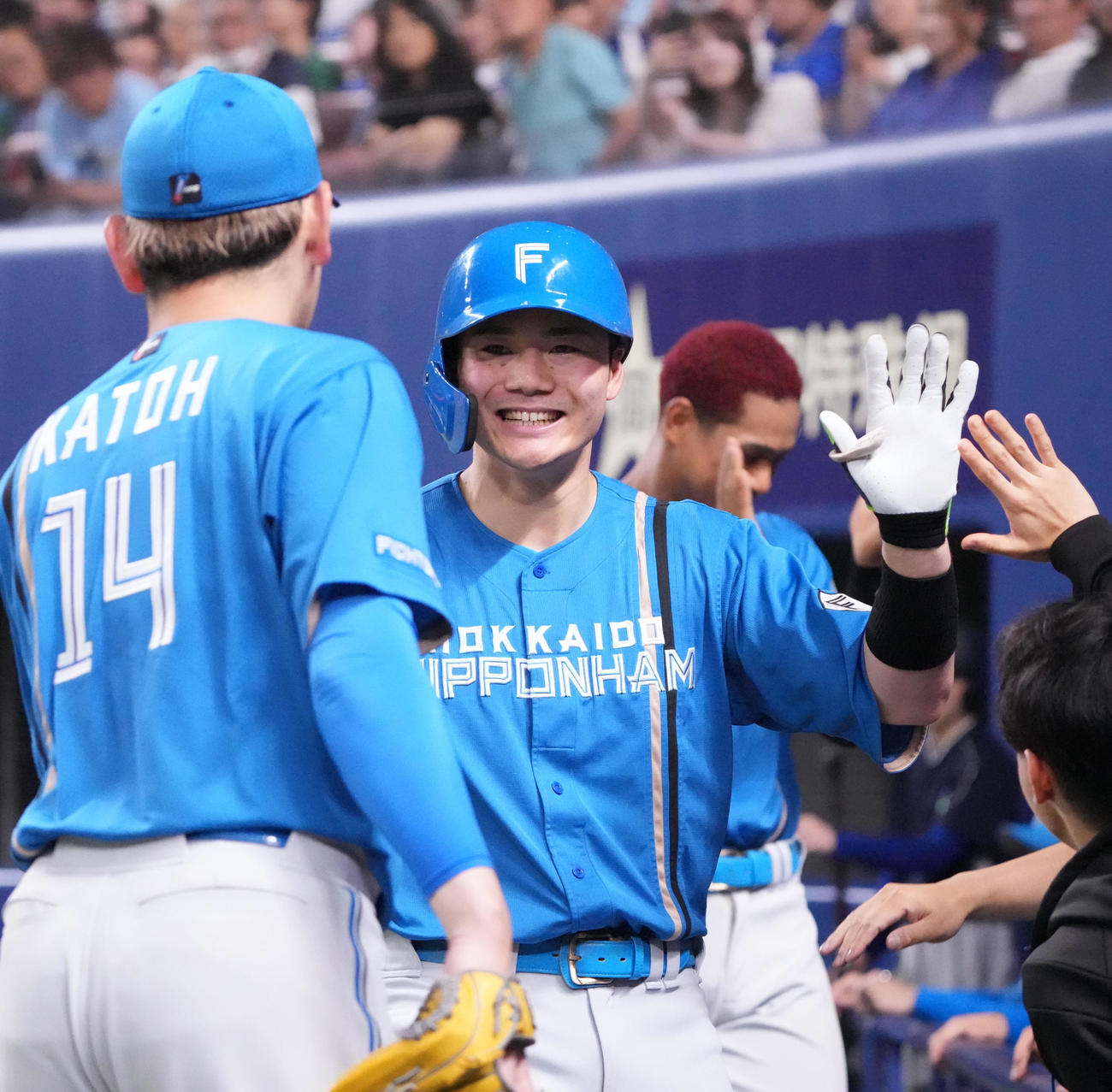 中日対日本ハム　7回表日本ハム2死、清宮（中央）は右越え本塁打を放ちナインとタッチを交わす（撮影・森本幸一）