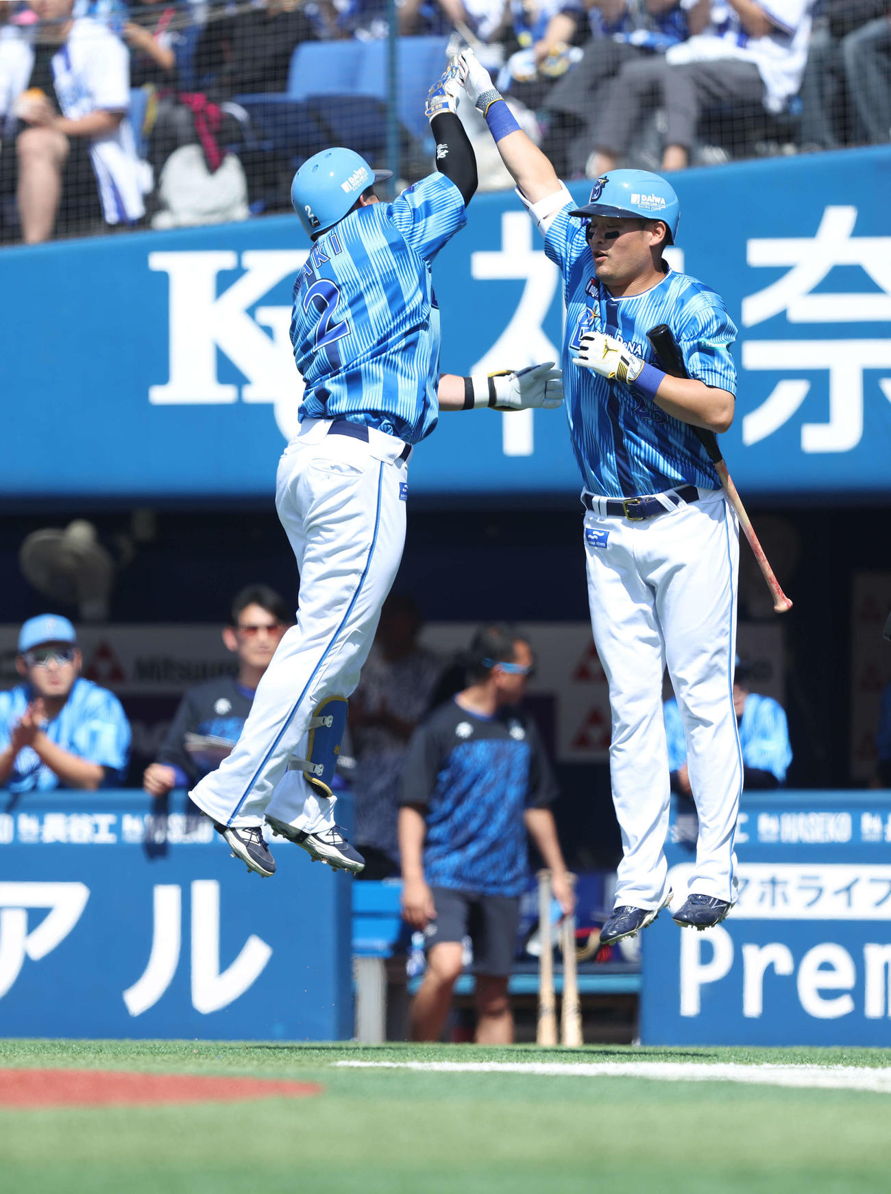 DeNA対ロッテ　2回裏DeNA無死、左越え先制ソロ本塁打で生還し、筒香（右）とジャンピングタッチを交わす牧（撮影・河田真司）