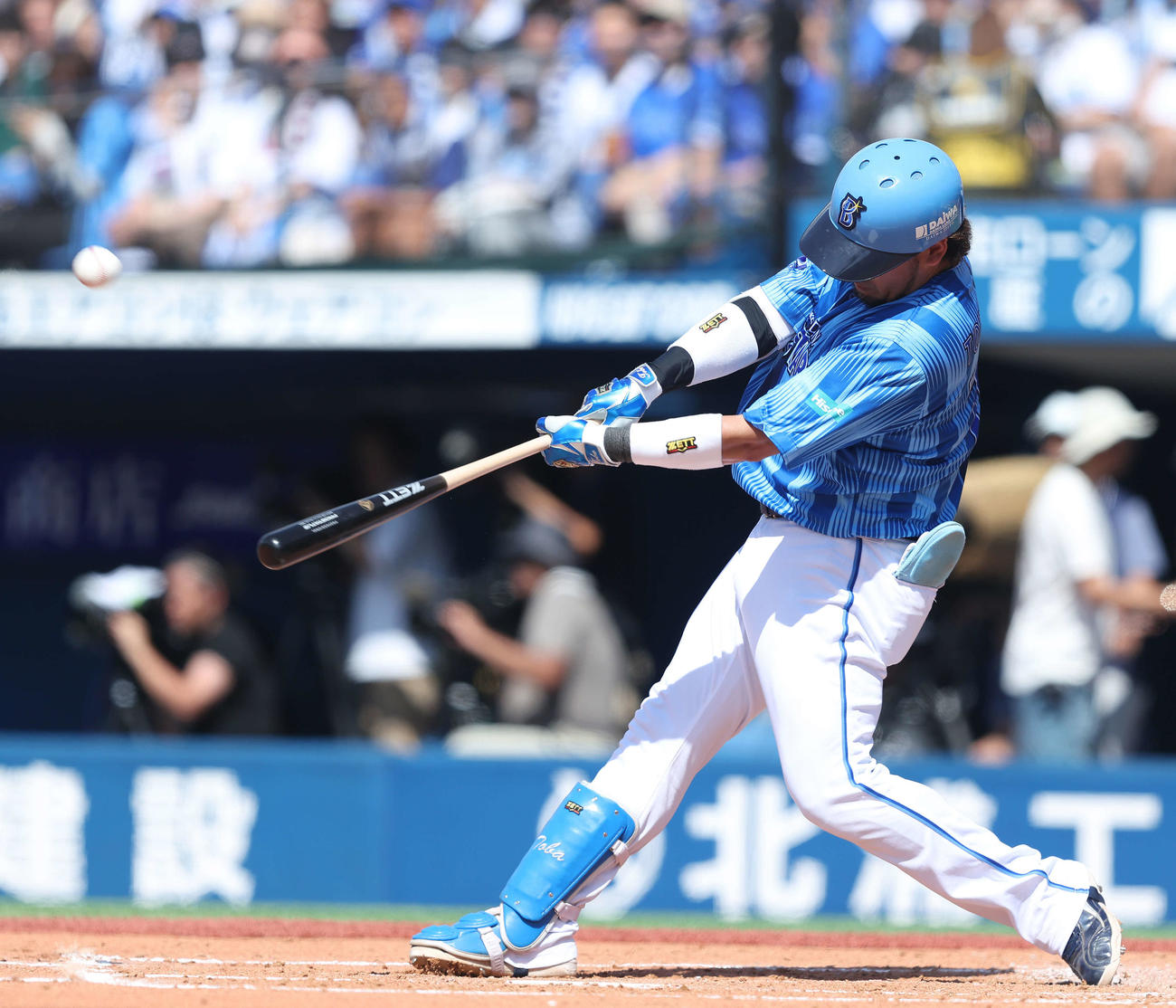 DeNA対ロッテ　2回裏DeNA無死、右越えソロ本塁打を放つ戸柱（撮影・河田真司）