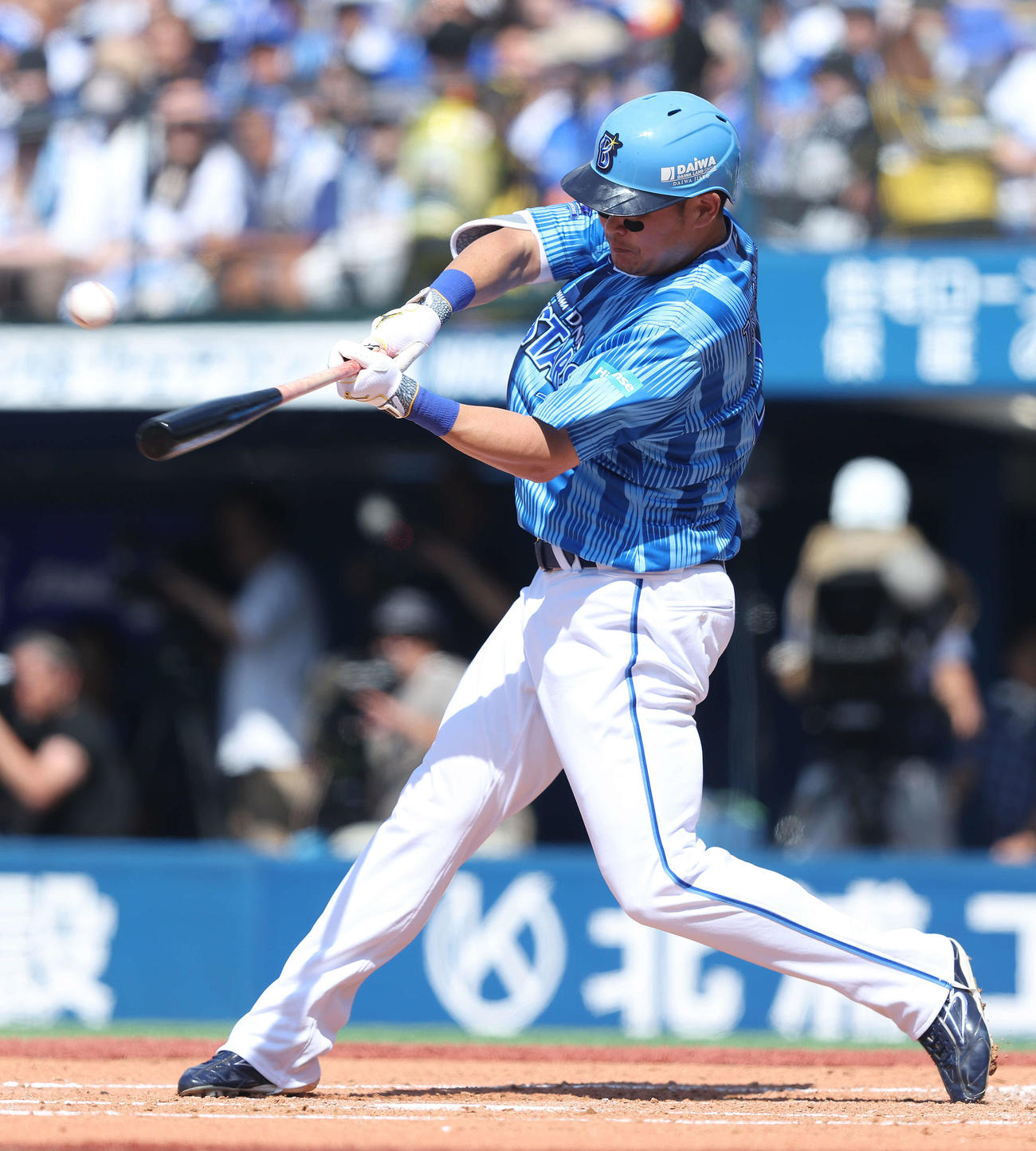 DeNA対ロッテ　2回裏DeNA無死、右越えソロ本塁打を放つ筒香（撮影・河田真司）