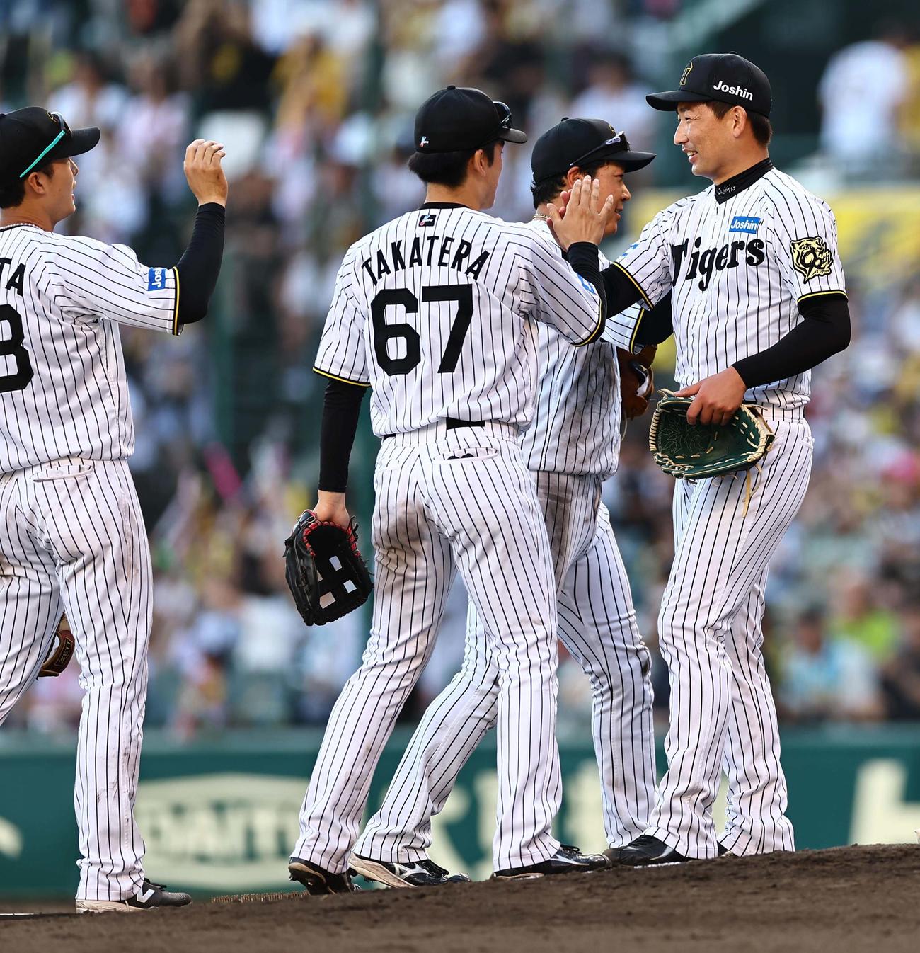 阪神対ソフトバンク　岩崎（右）はナインとハイタッチして勝利を喜ぶ（撮影・上田博志）
