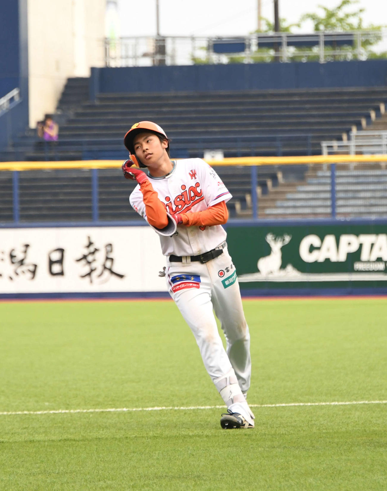 6回裏、遊撃への内野安打で一塁を駆け抜けた岸川