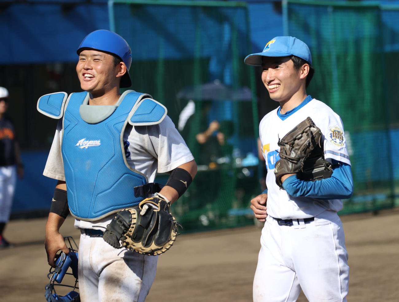 紅白戦、5回から登板した東大・渡辺向輝（右）は青学大・渡部海捕手と笑顔を見せる（撮影・柴田隆二）
